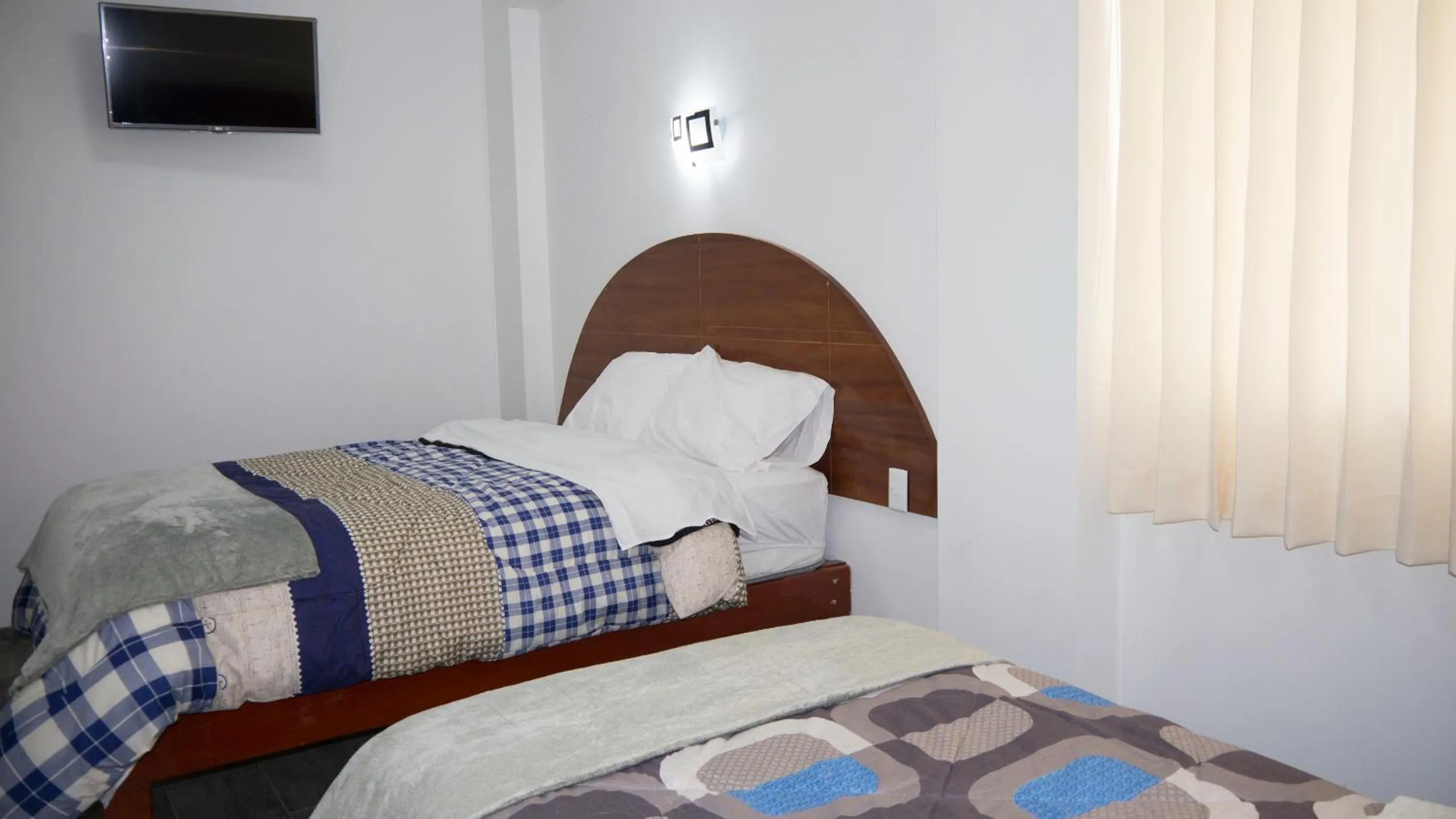 Family, Bed in Hotel Shelter