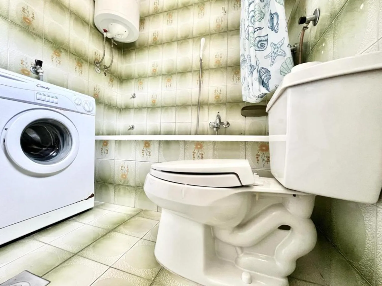 Toilet in Lemon Tree Apartments