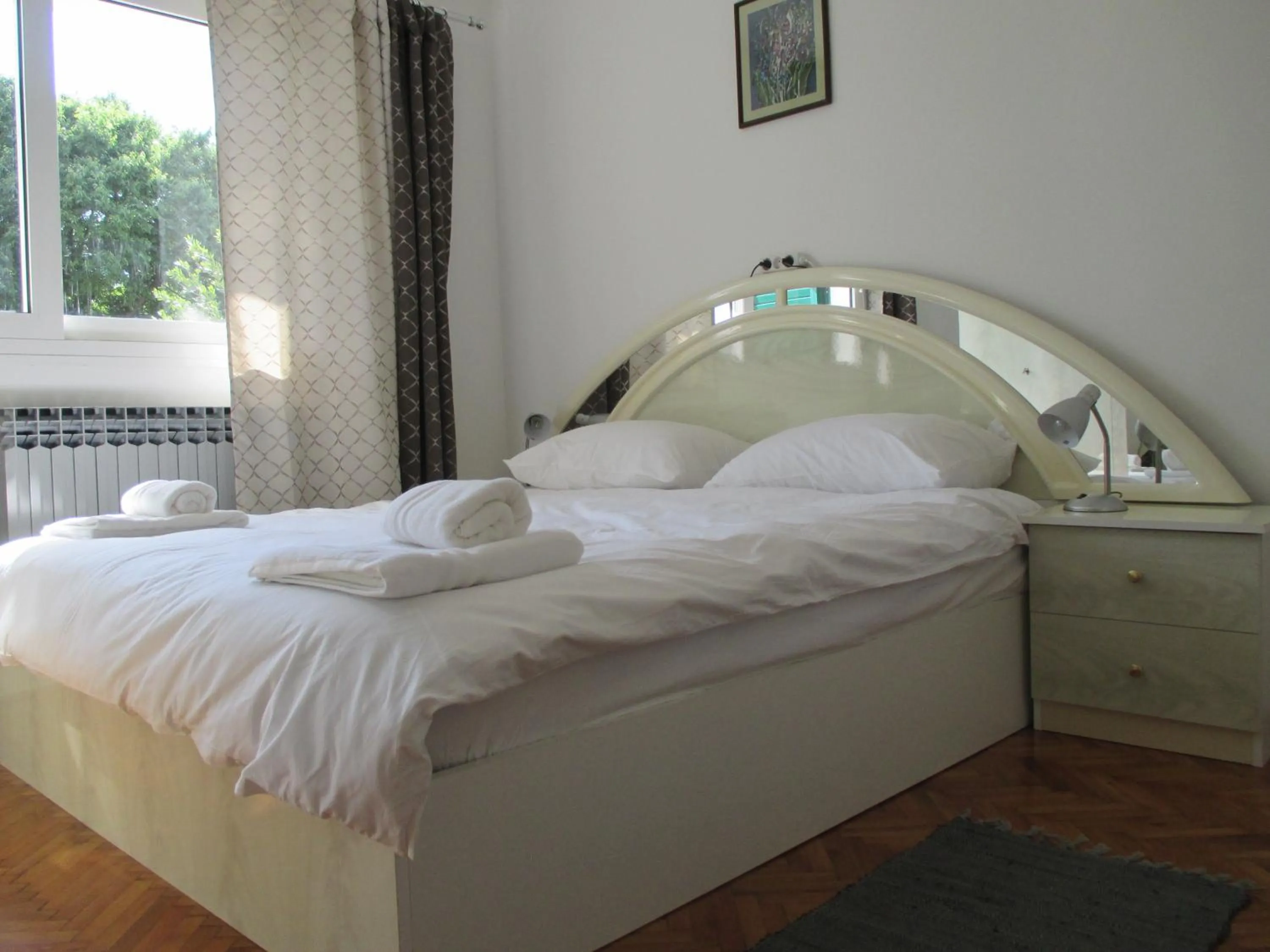 Bedroom, Bed in Lemon Tree Apartments