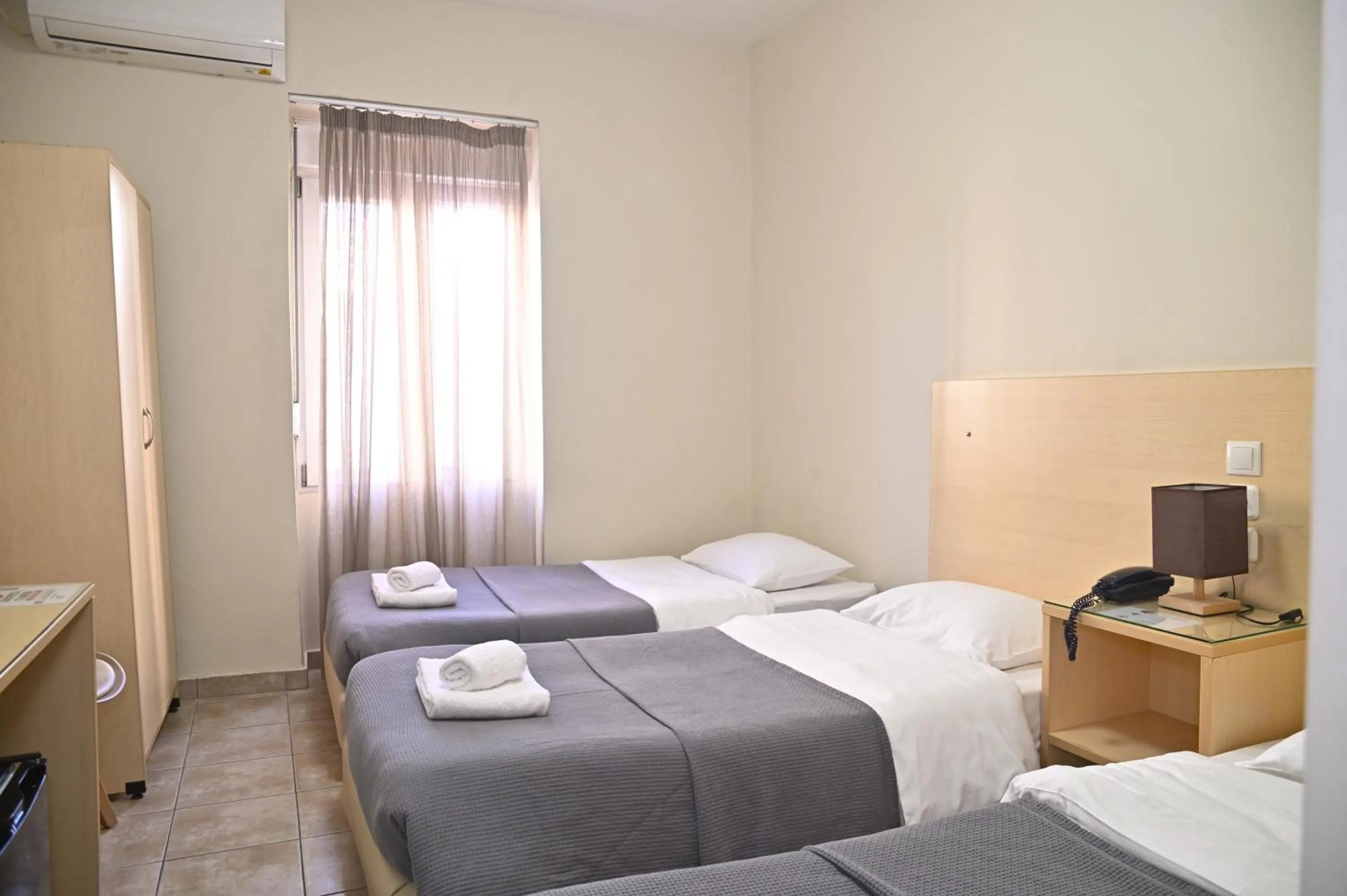 Photo of the whole room, Bed in Kentrikon