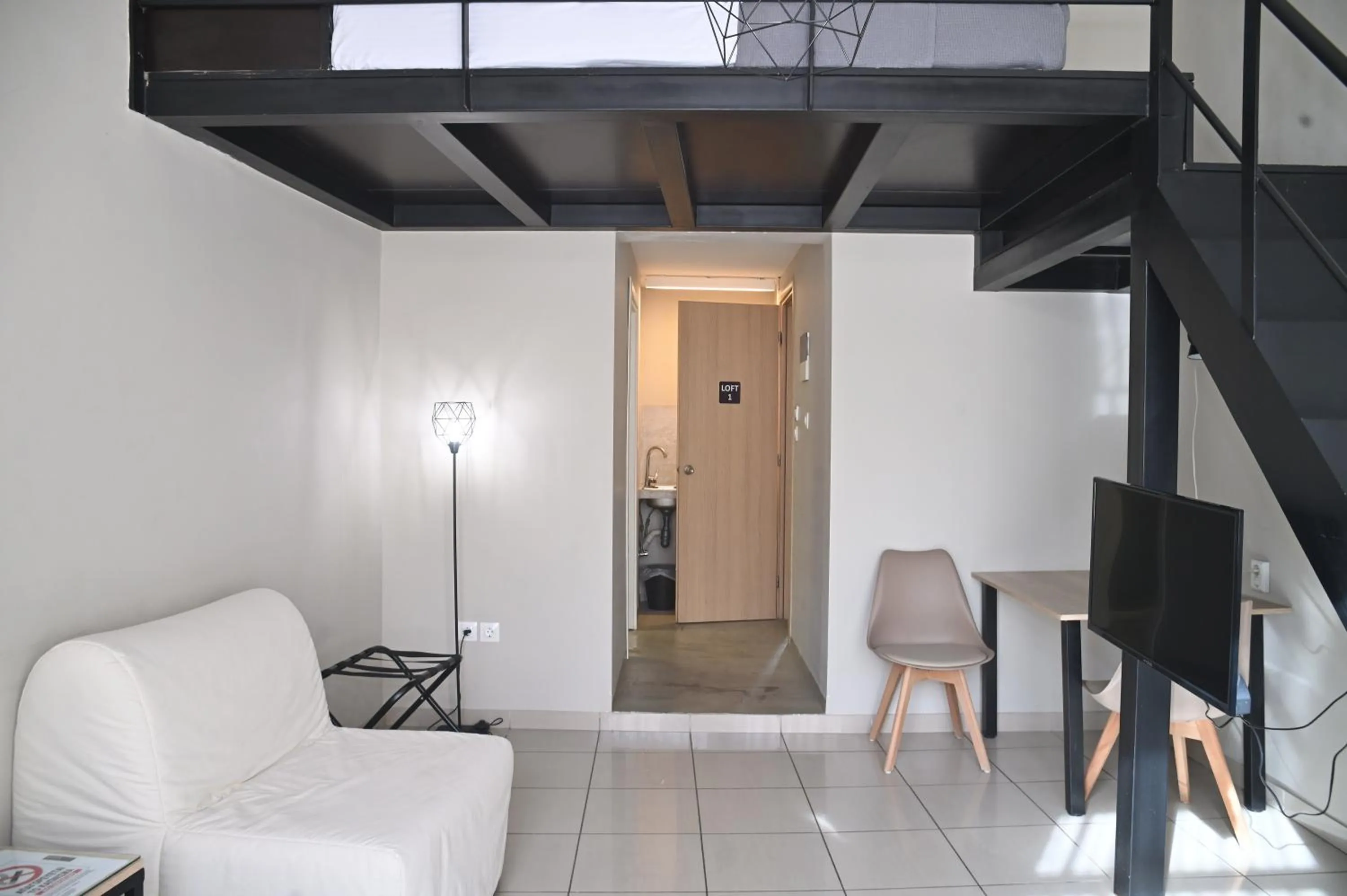 Photo of the whole room in Kentrikon