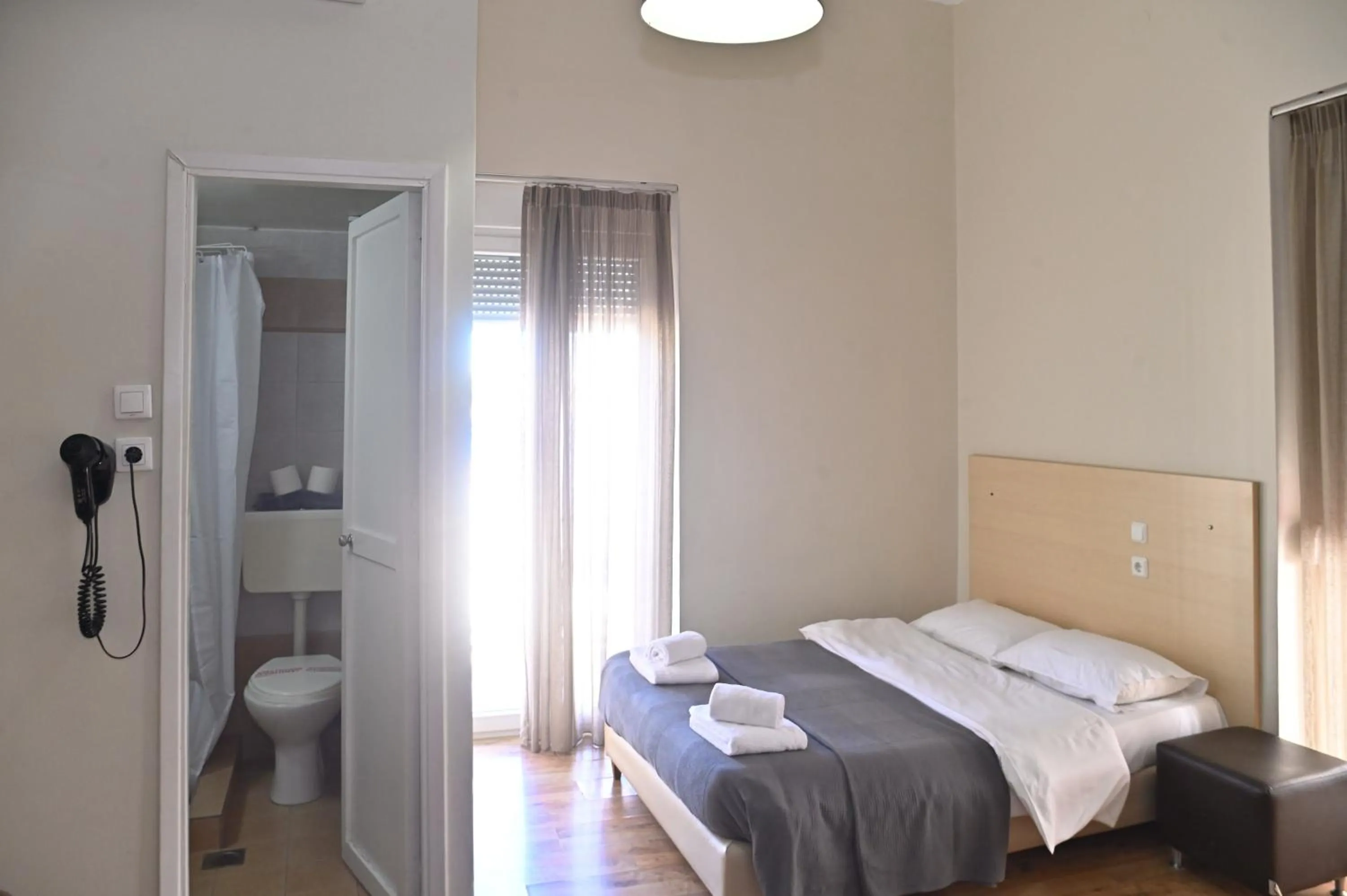 Photo of the whole room, Bed in Kentrikon