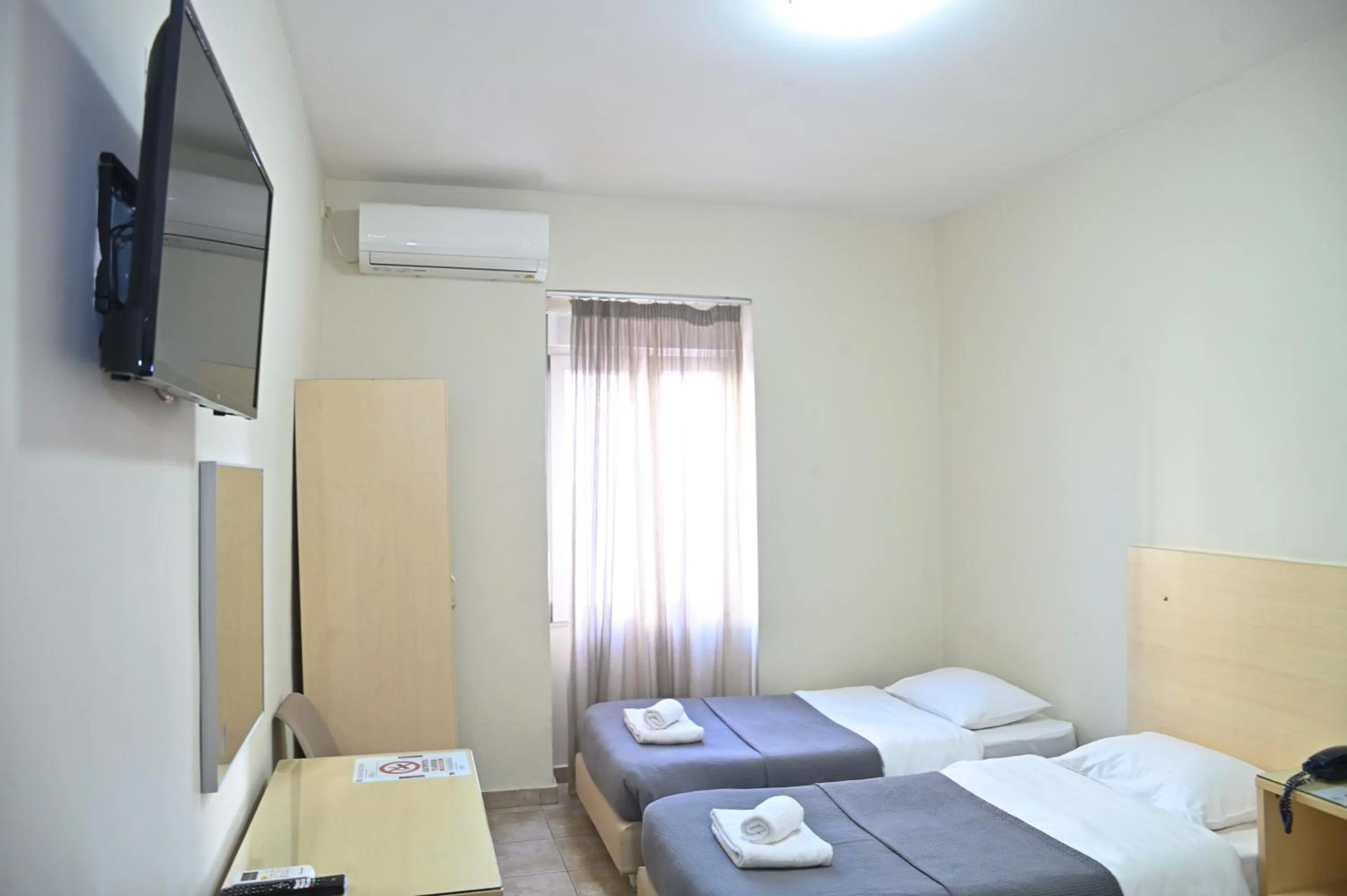 Photo of the whole room, Bed in Kentrikon