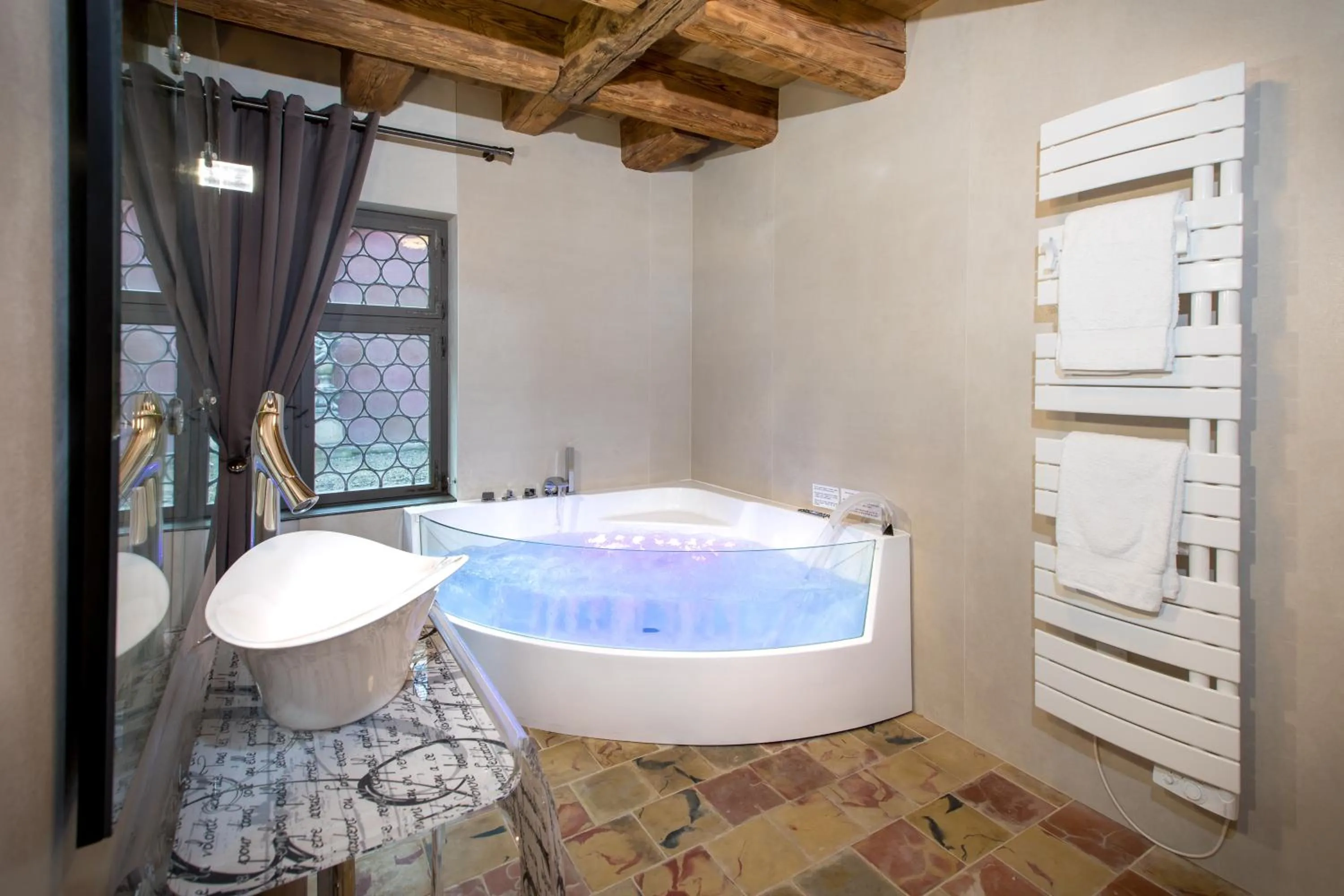 Hot Tub in Le 1615 - Luxe et Spa