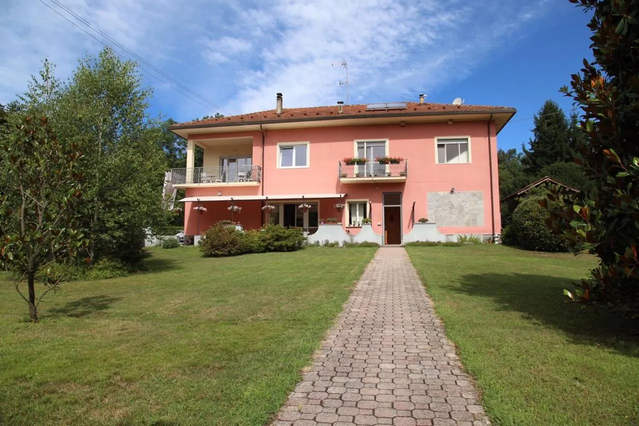 Property building in La Rosa Tra I Laghi B&B