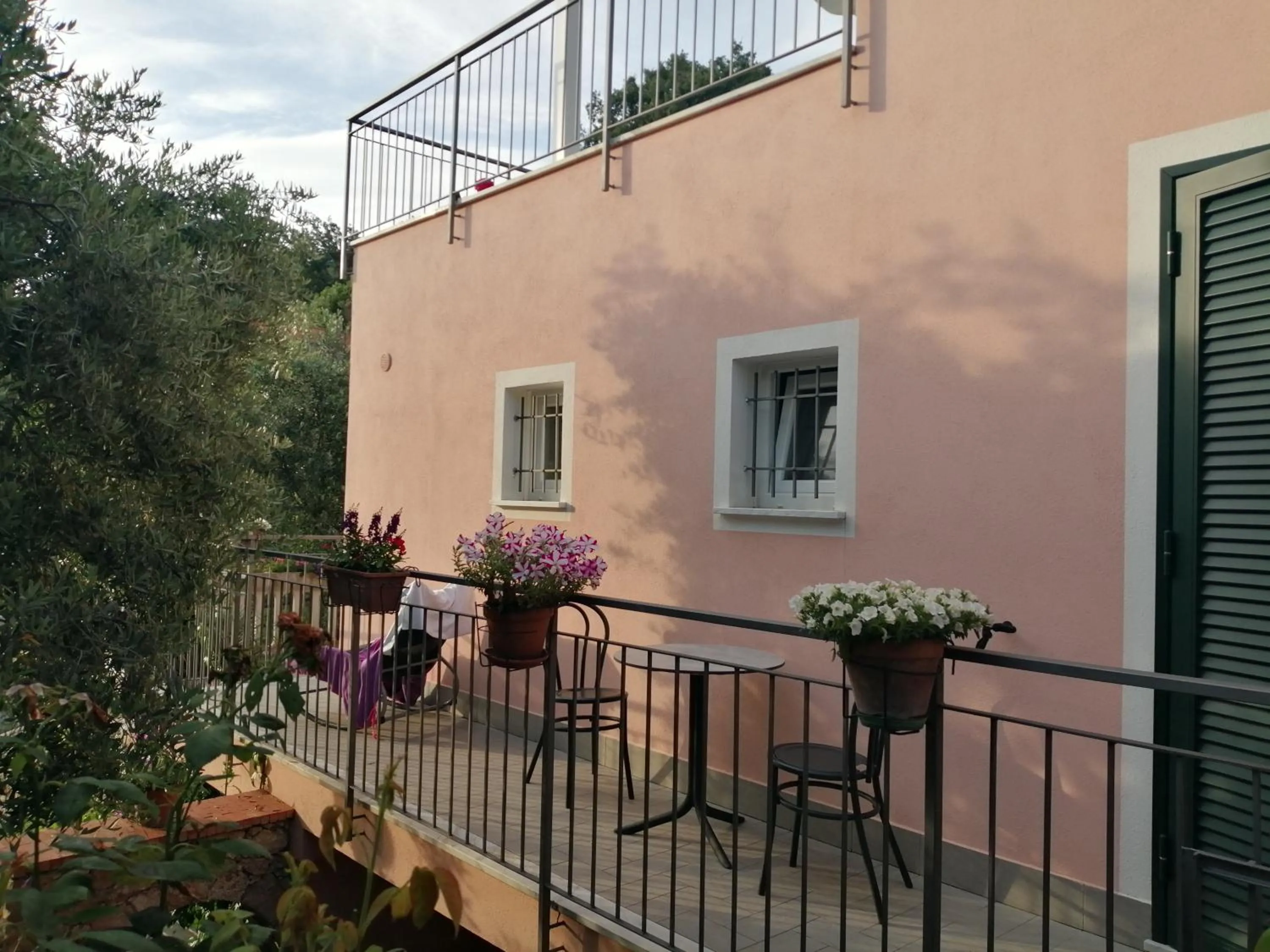 Balcony/Terrace in La vie est belle
