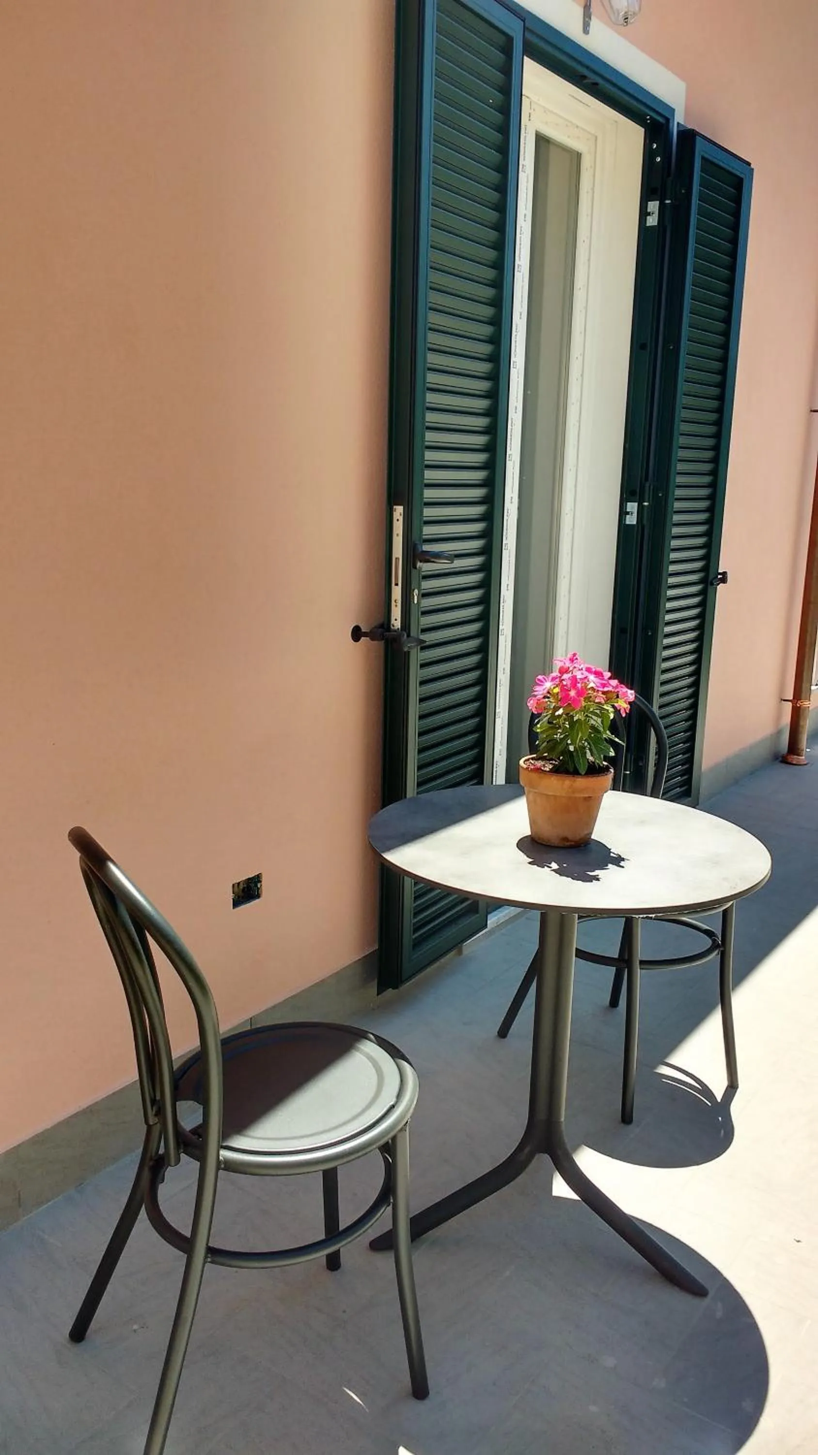 Balcony/Terrace in La vie est belle