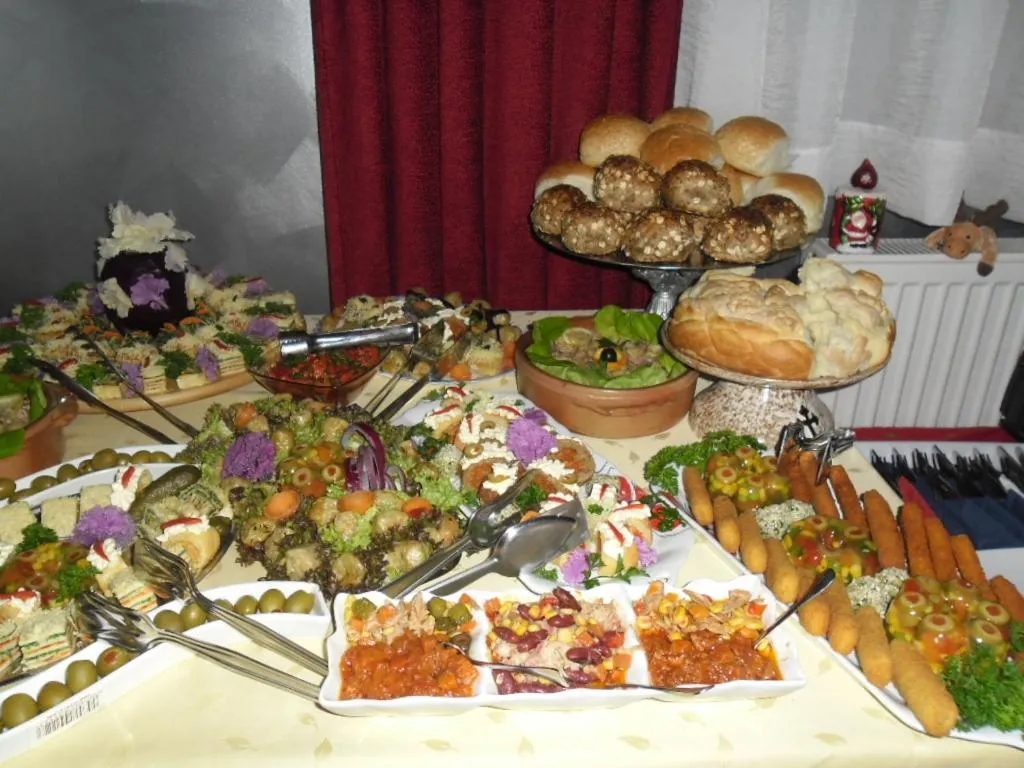 Restaurant/places to eat in Garni Hotel Lama