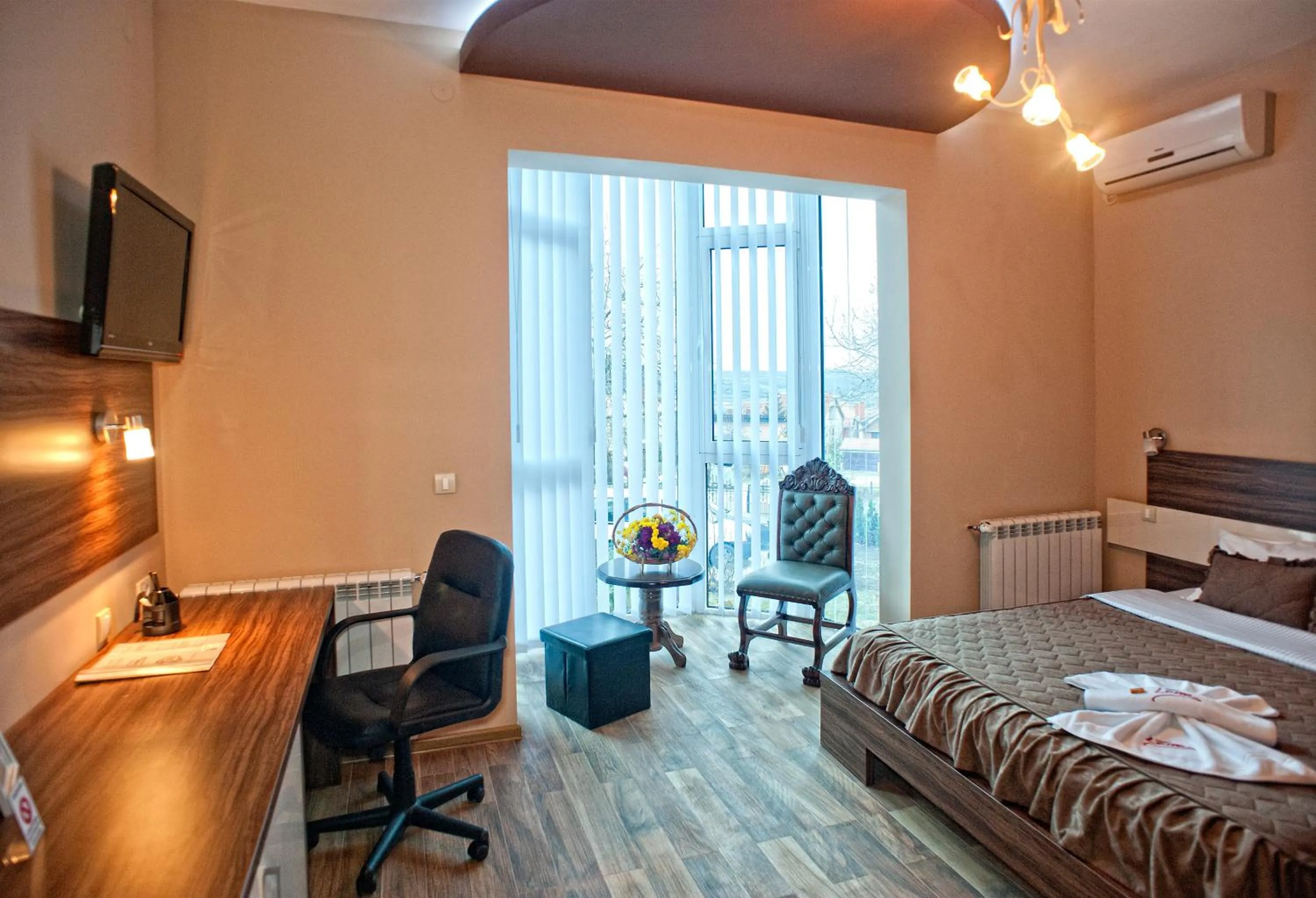 Day, Bed in Garni Hotel Lama