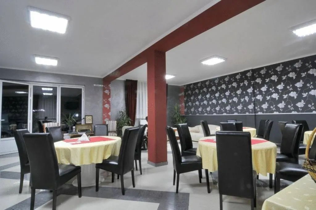 Restaurant/places to eat in Garni Hotel Lama