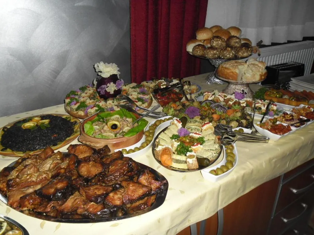 Restaurant/places to eat in Garni Hotel Lama