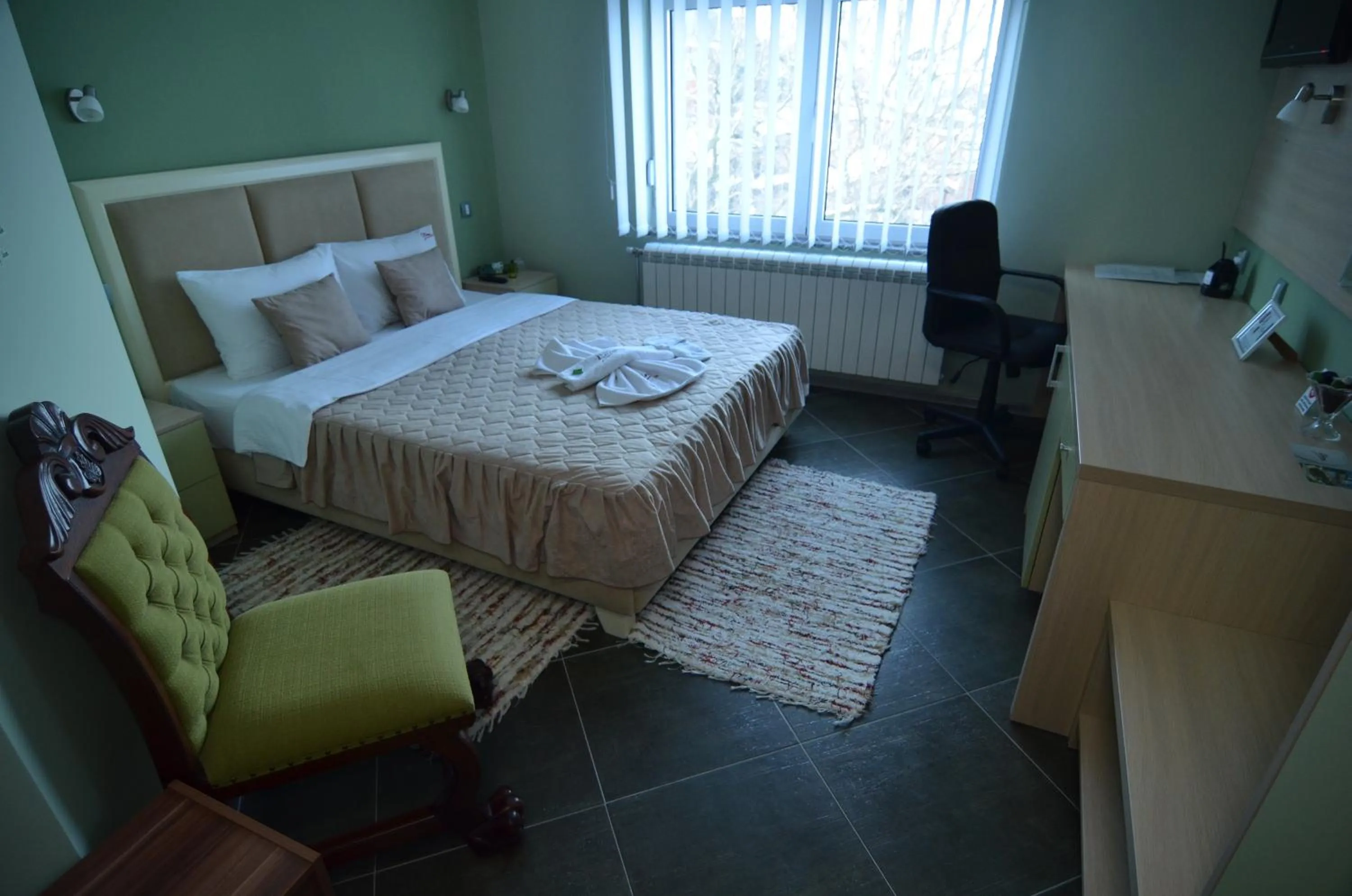 Bathroom, Bed in Garni Hotel Lama