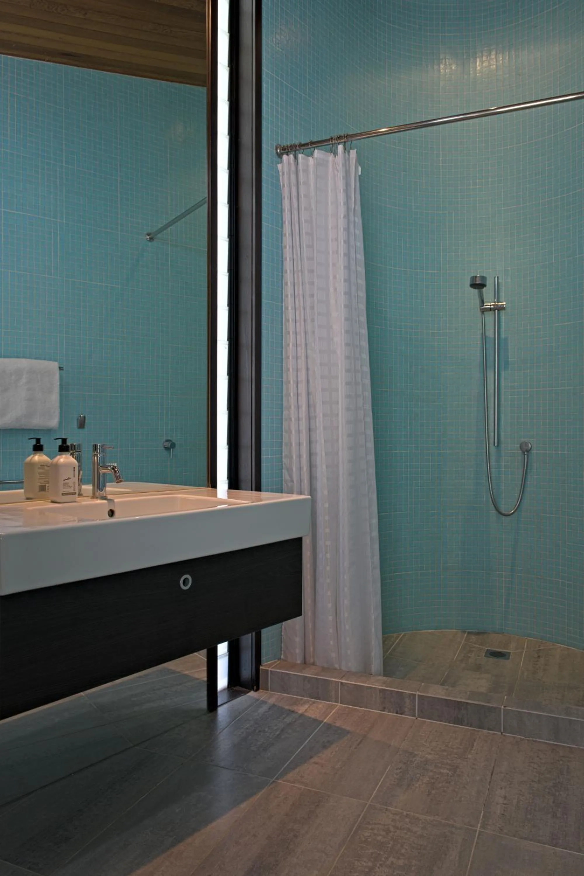 Bathroom in Hot Water Beach Bure Wera