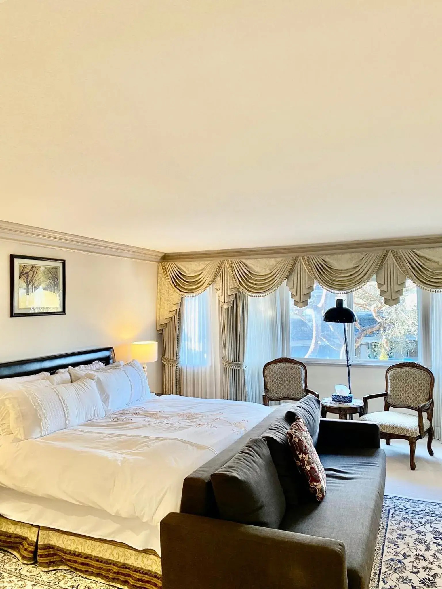 Deluxe King Suite - single occupancy in Jessicahouse ltd. Deluxe King Suite - single occupancy in Jessicahouse ltd.