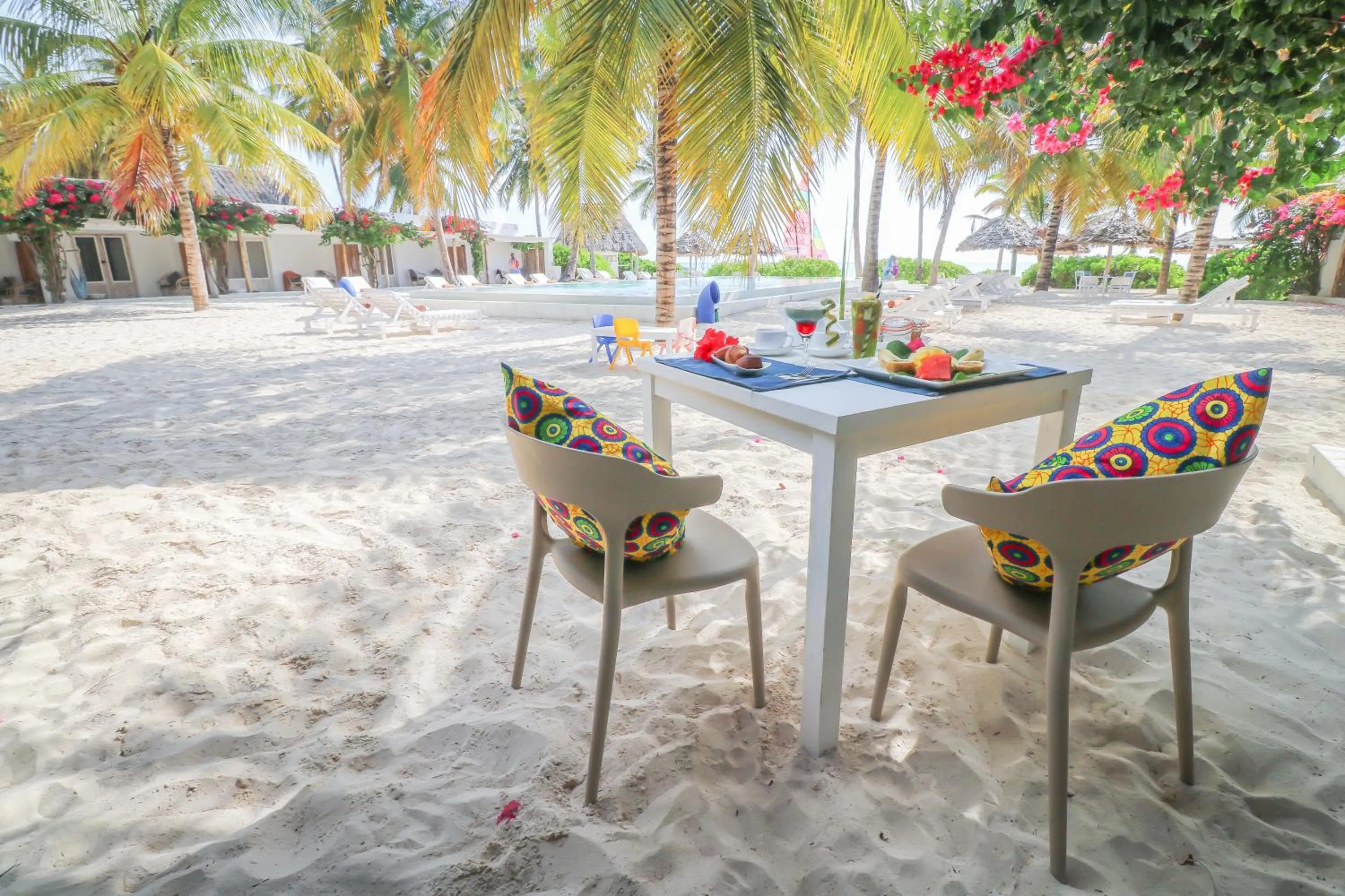 Restaurant/places to eat in The Loop Beach Resort