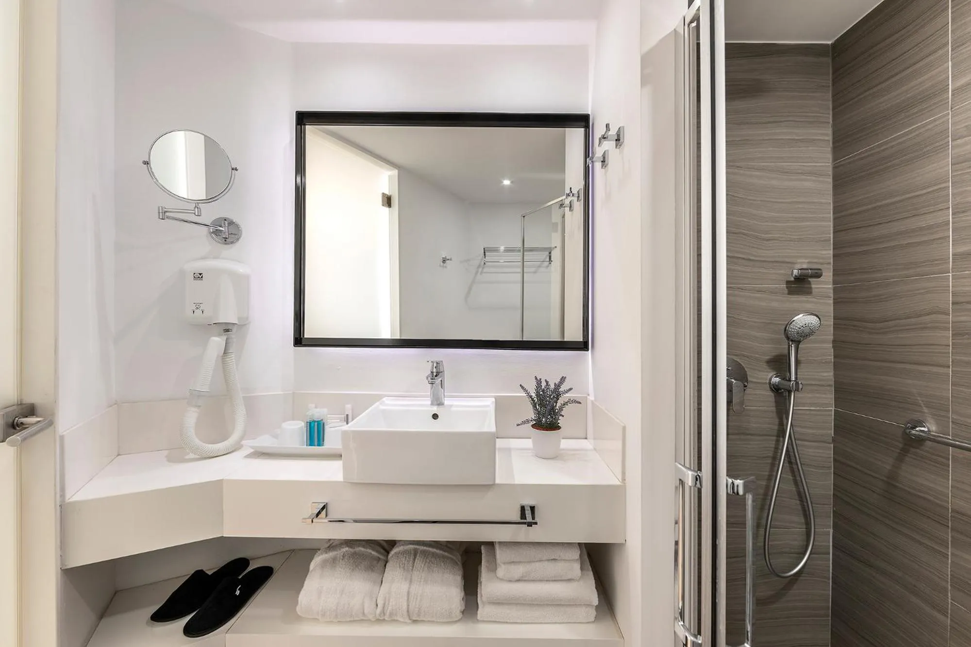 Shower in Crystal Springs Beach Hotel