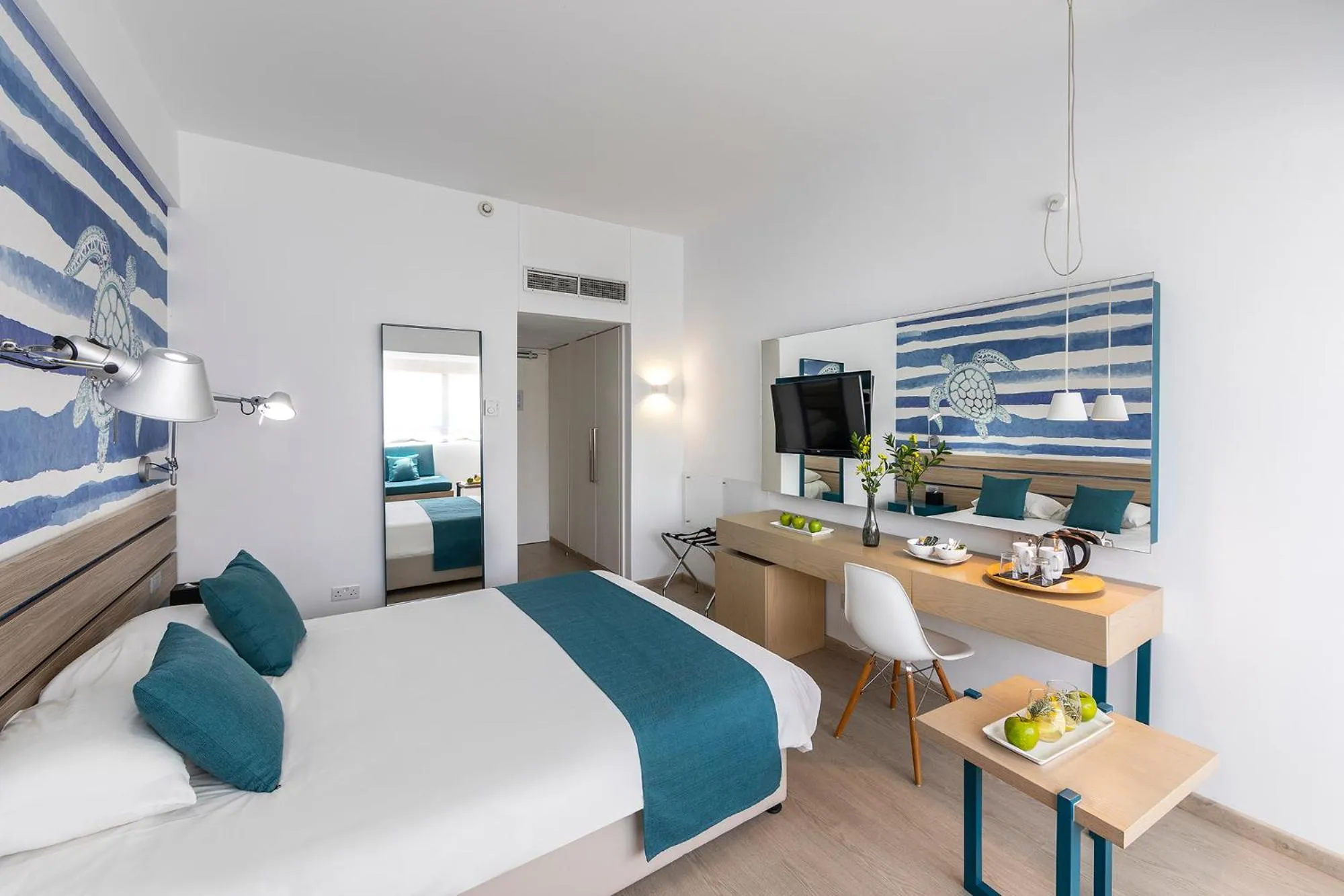 Bedroom, Bed in Crystal Springs Beach Hotel