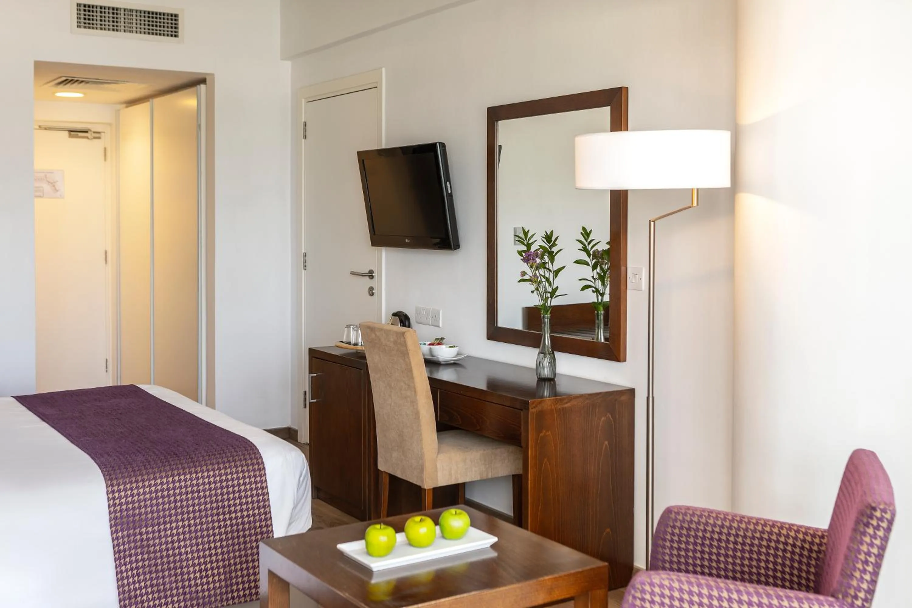 Bedroom, Bed in Crystal Springs Beach Hotel