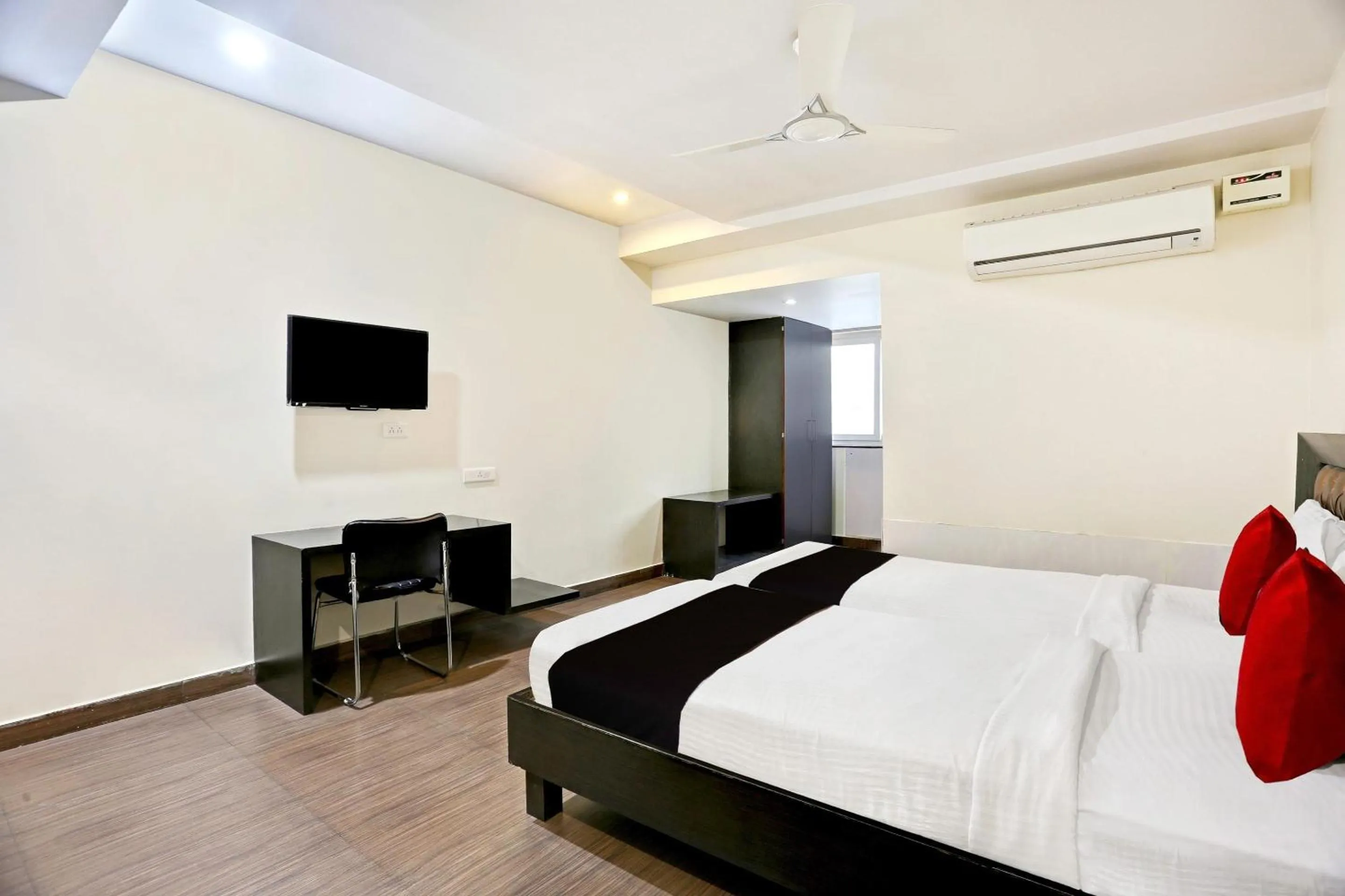 Bedroom, Bed in Townhouse Halcyon Deccan Inn Near Shilparamam