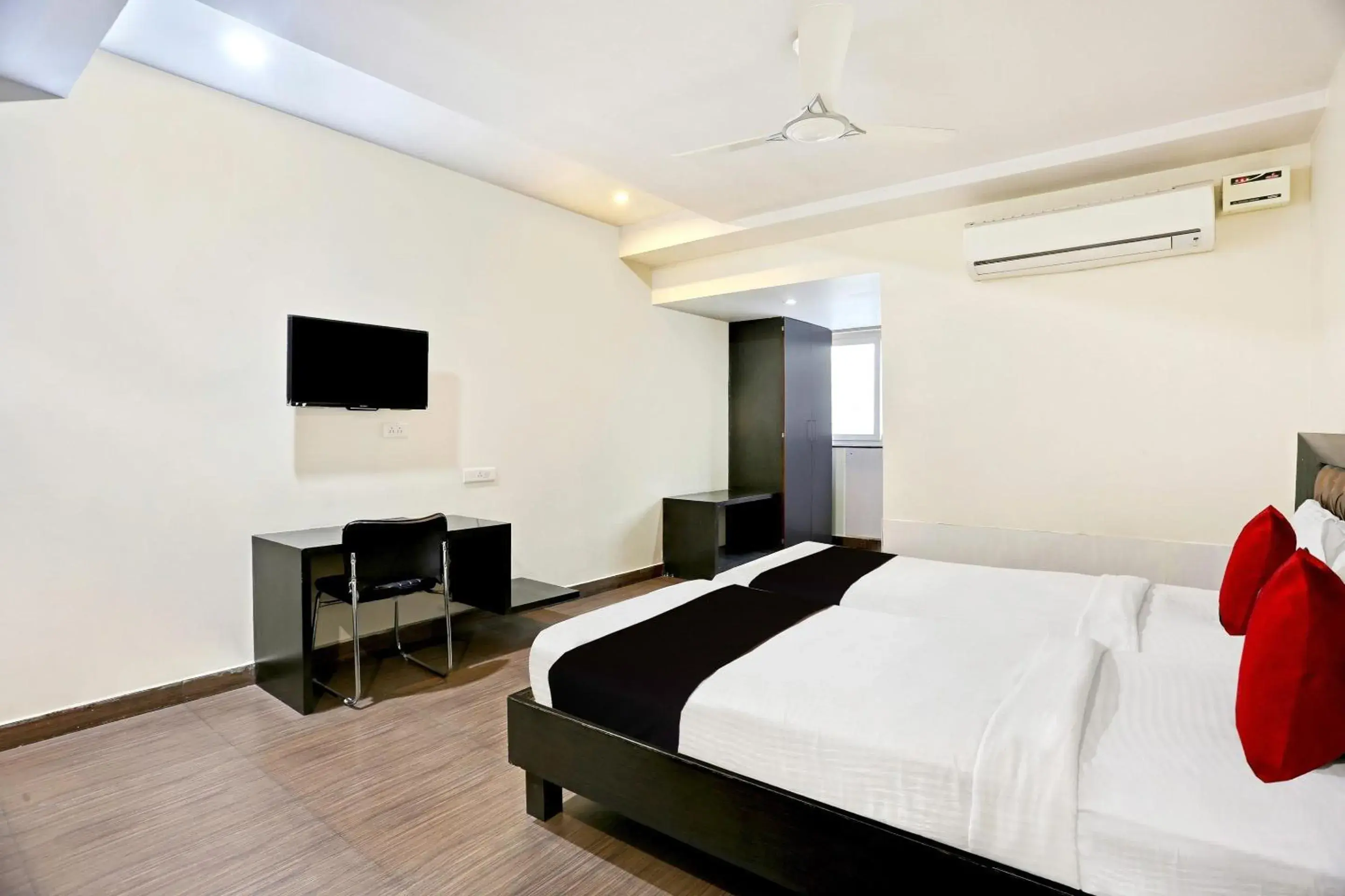 Bedroom, Bed in Townhouse Halcyon Deccan Inn Near Shilparamam Bedroom, Bed in Townhouse Halcyon Deccan Inn Near Shilparamam