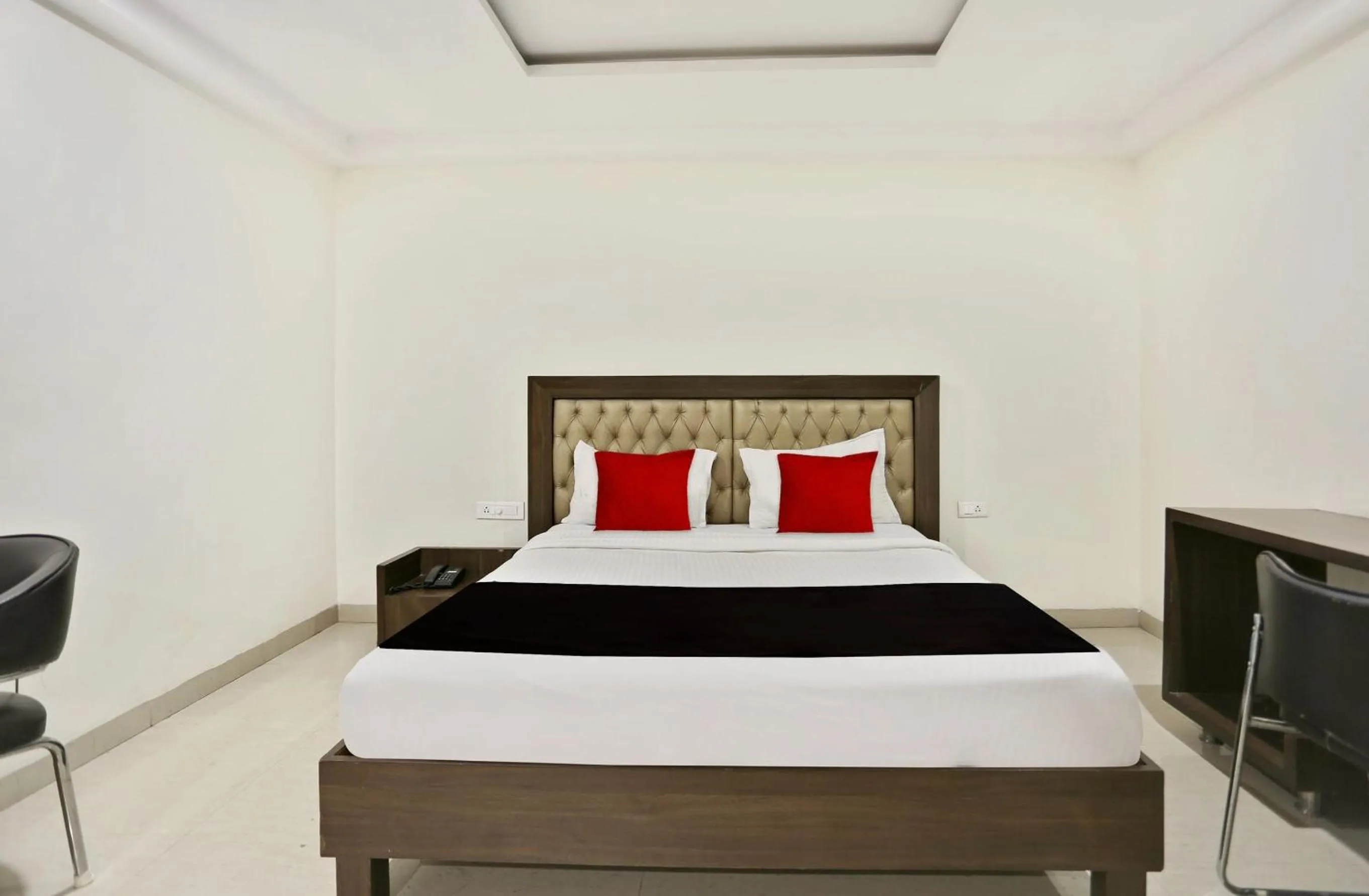 Bedroom, Bed in Townhouse Halcyon Deccan Inn Near Shilparamam