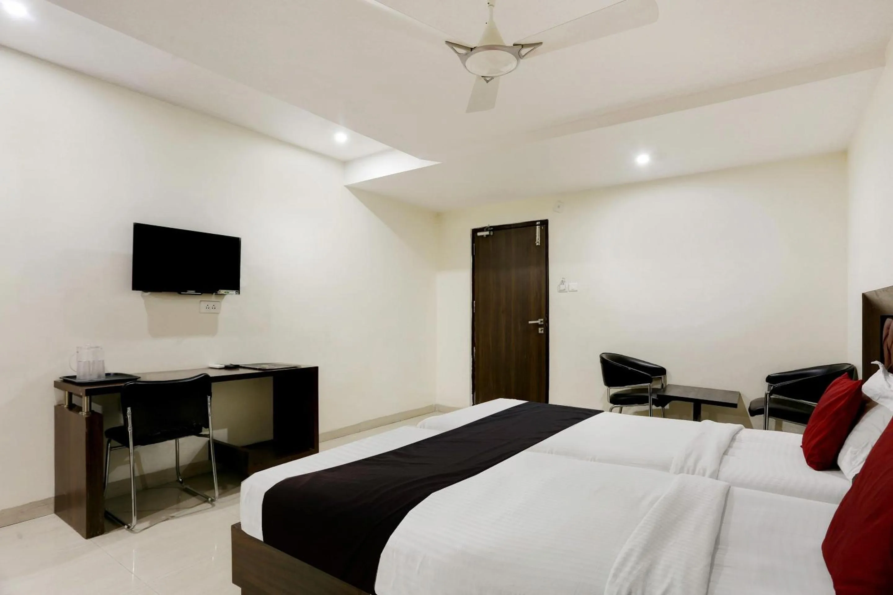 Bedroom, Bed in Townhouse Halcyon Deccan Inn Near Shilparamam
