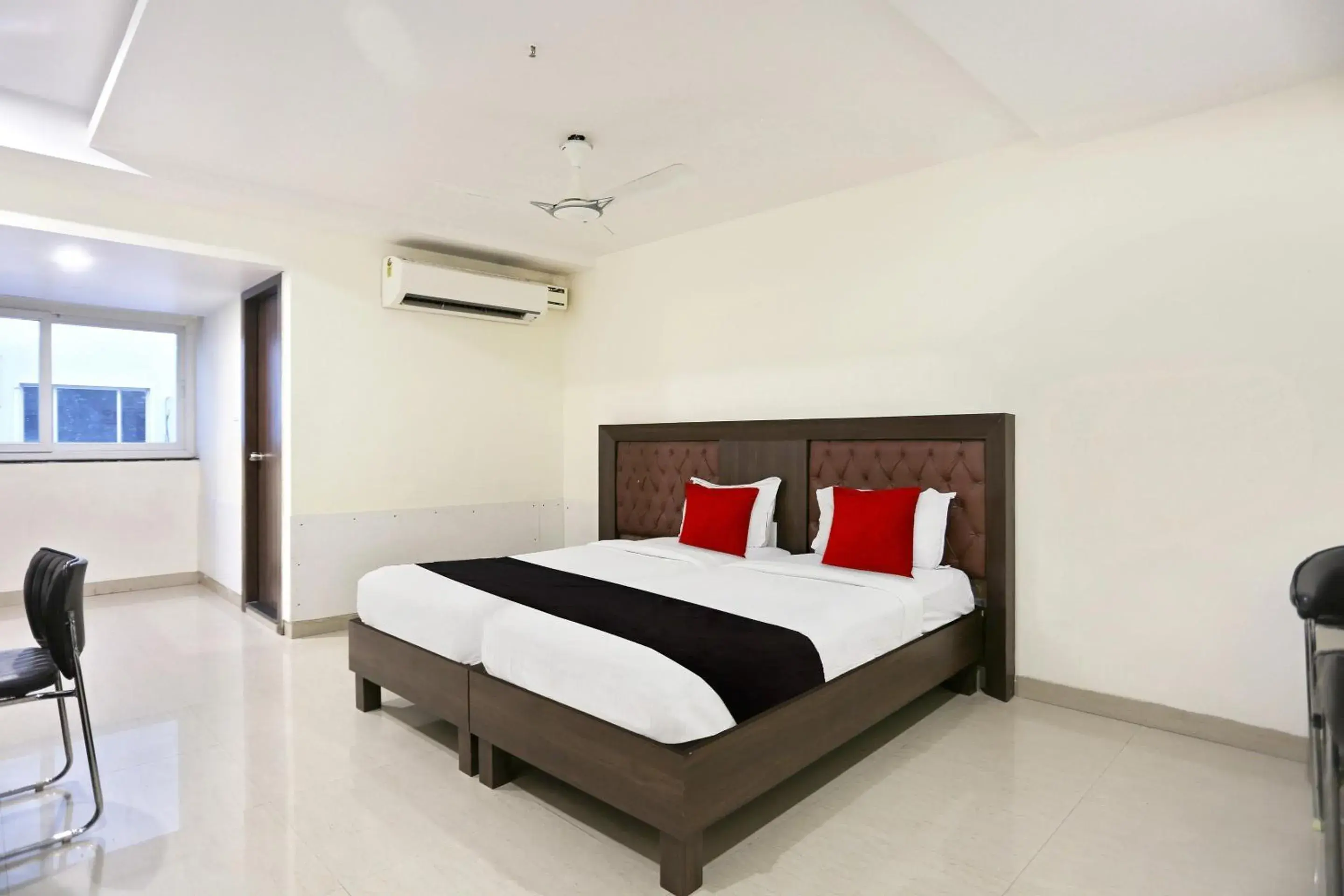 Facade/entrance, Bed in Townhouse Halcyon Deccan Inn Near Shilparamam Facade/entrance, Bed in Townhouse Halcyon Deccan Inn Near Shilparamam