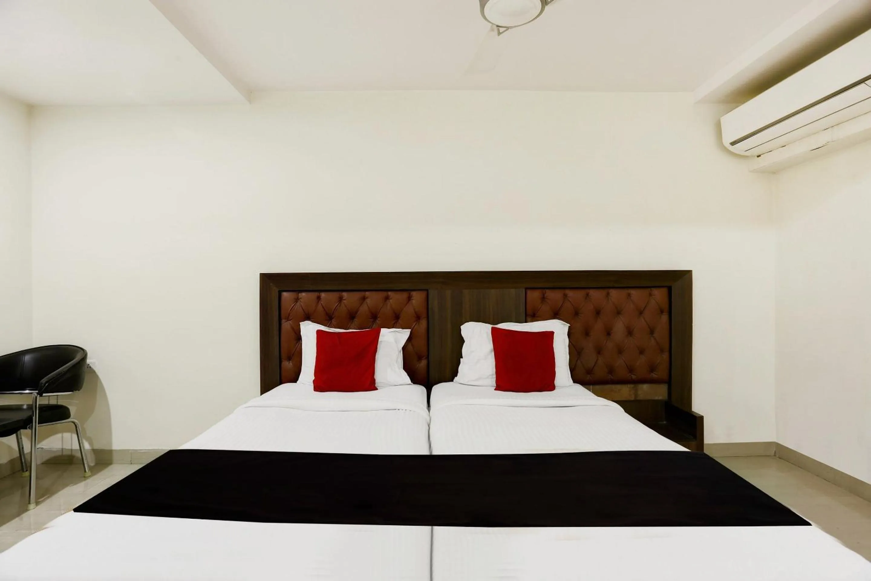 Bedroom, Bed in Super Townhouse Halcyon Deccan Inn Near Shilparamam