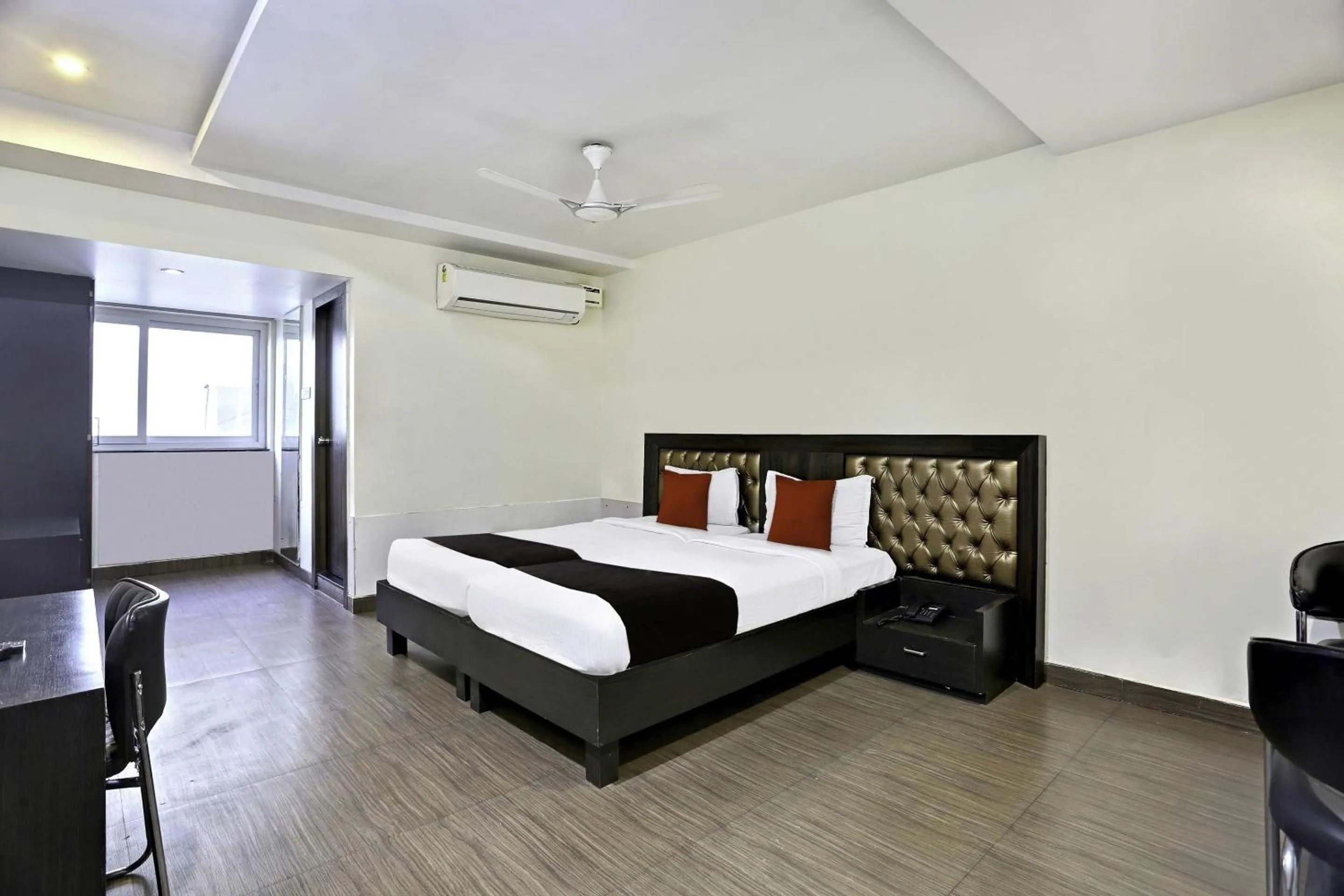 Bedroom, Bed in Super Townhouse Halcyon Deccan Inn Near Shilparamam