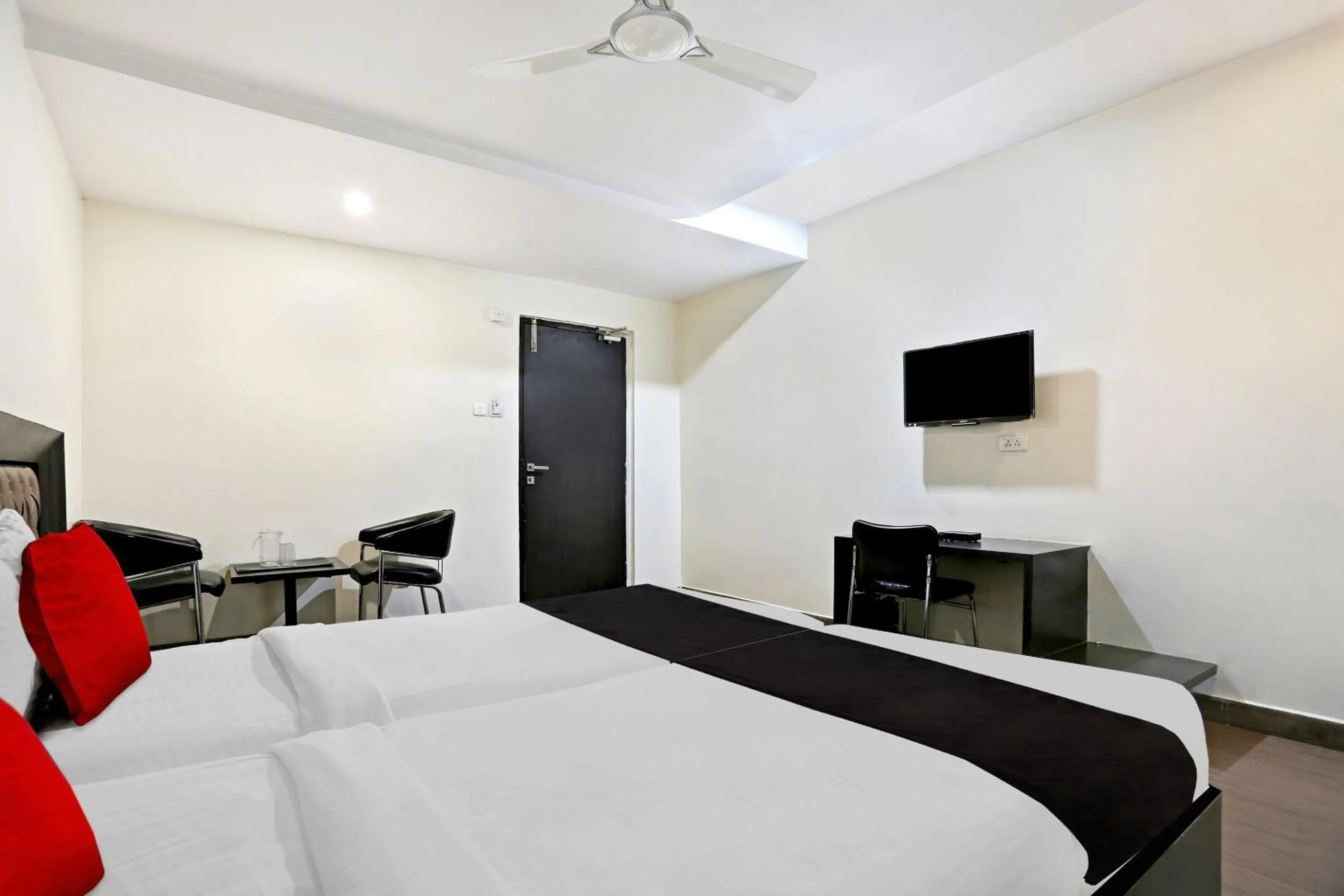 Bedroom, Bed in Townhouse Halcyon Deccan Inn Near Shilparamam