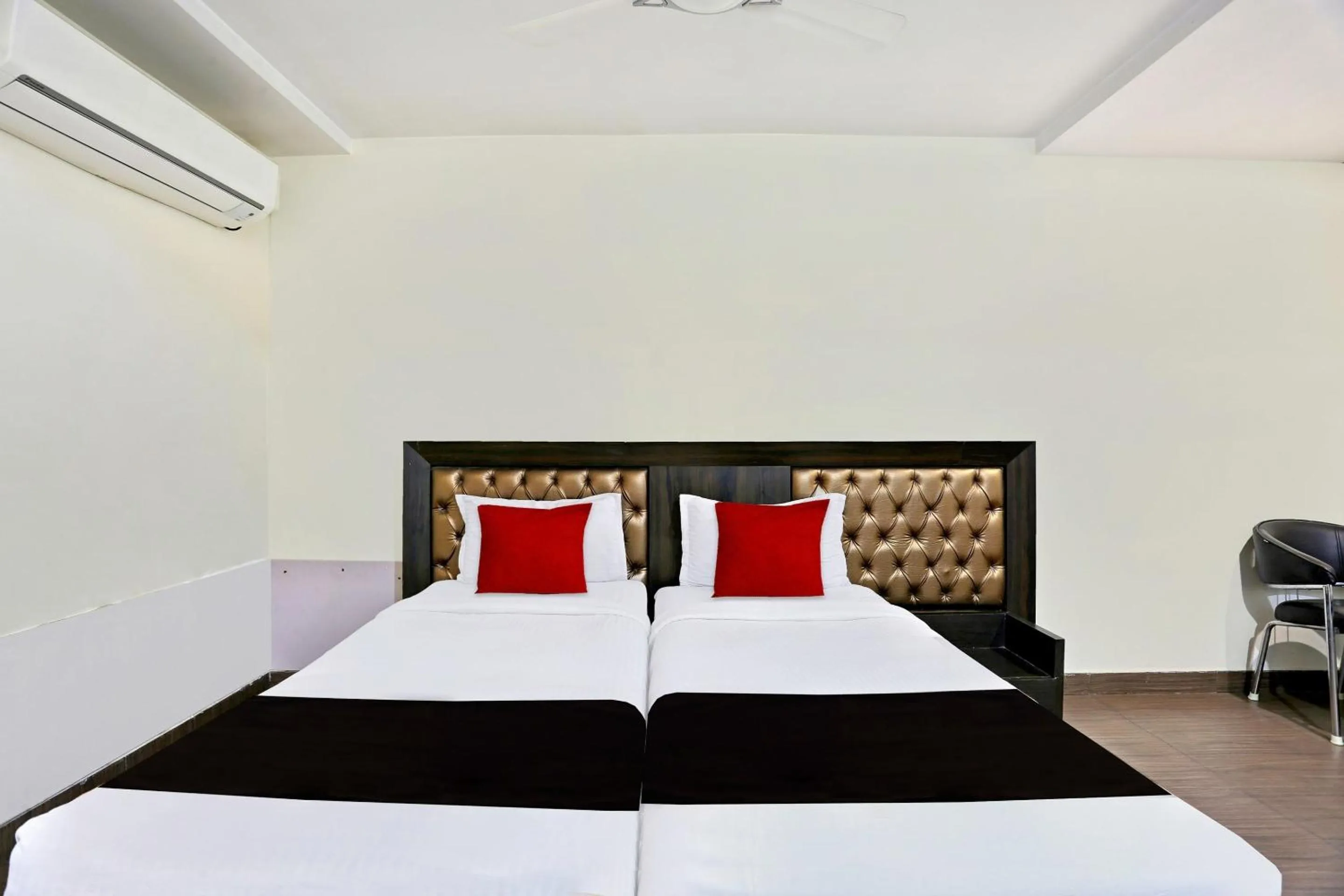 Bedroom, Bed in Townhouse Halcyon Deccan Inn Near Shilparamam