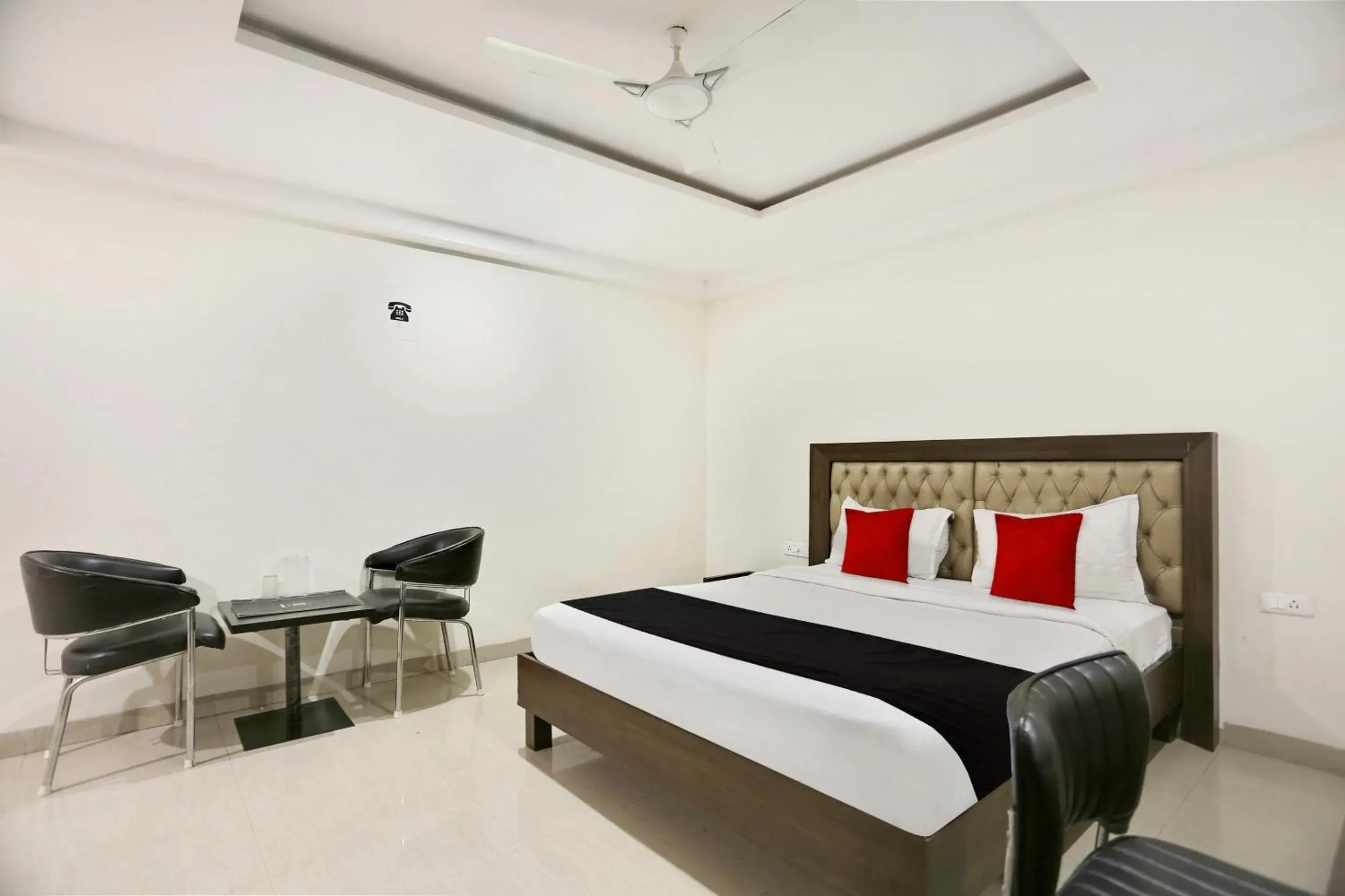 Bedroom, Bed in Townhouse Halcyon Deccan Inn Near Shilparamam Bedroom, Bed in Townhouse Halcyon Deccan Inn Near Shilparamam