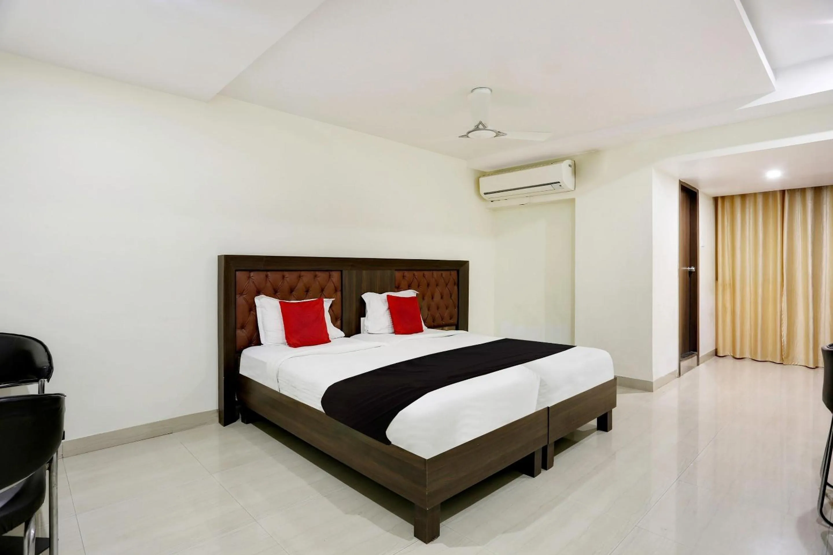 Bedroom, Bed in Townhouse Halcyon Deccan Inn Near Shilparamam