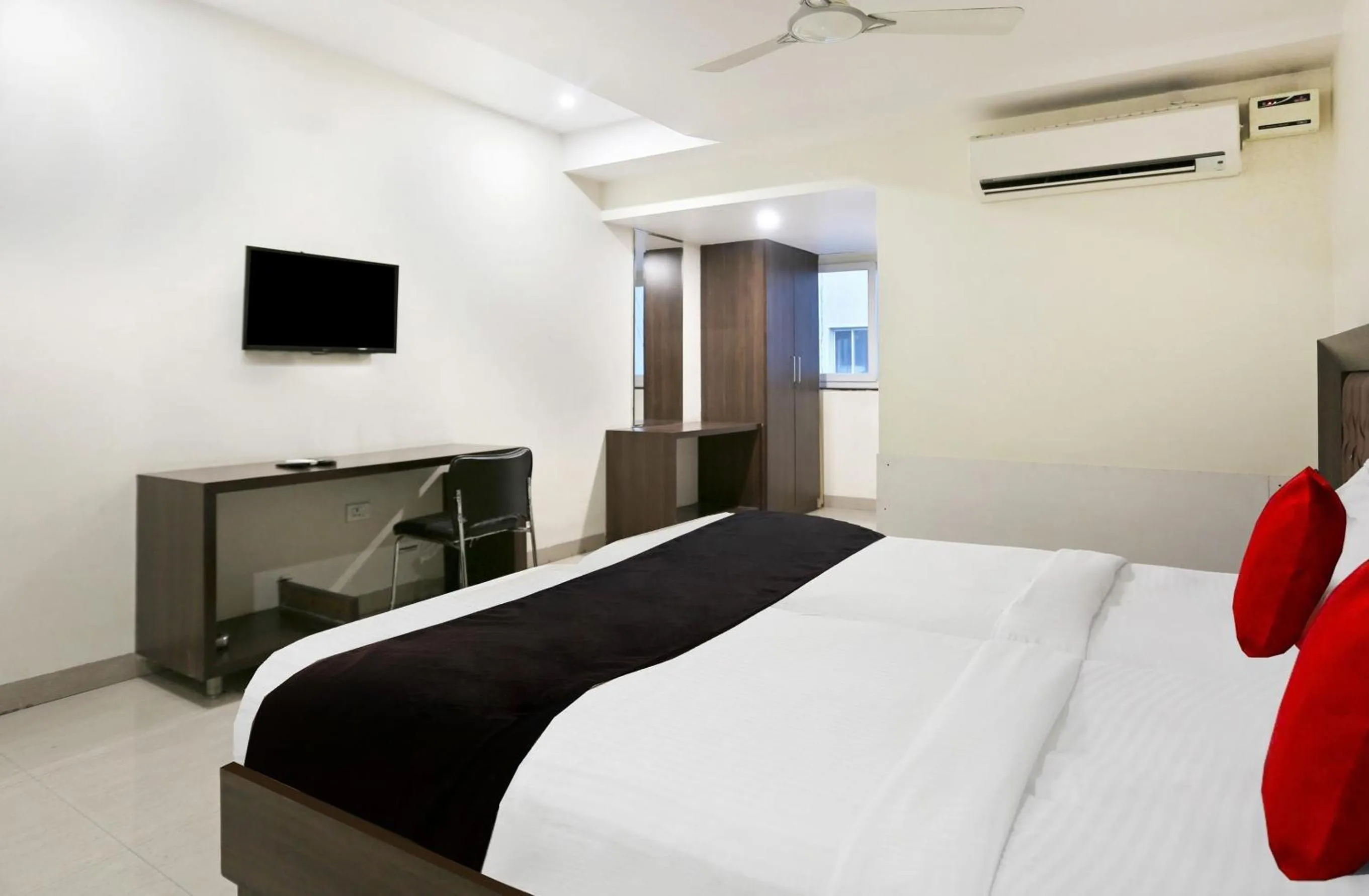 Bedroom, Bed in Townhouse Halcyon Deccan Inn Near Shilparamam