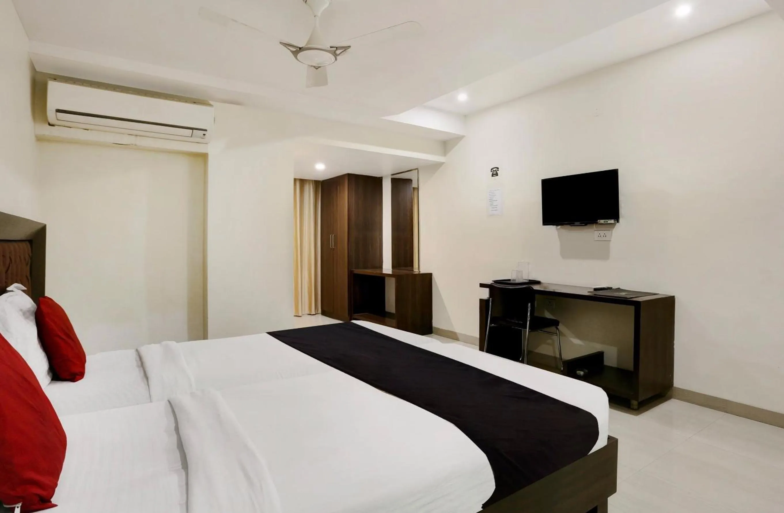 Bedroom, Bed in Townhouse Halcyon Deccan Inn Near Shilparamam