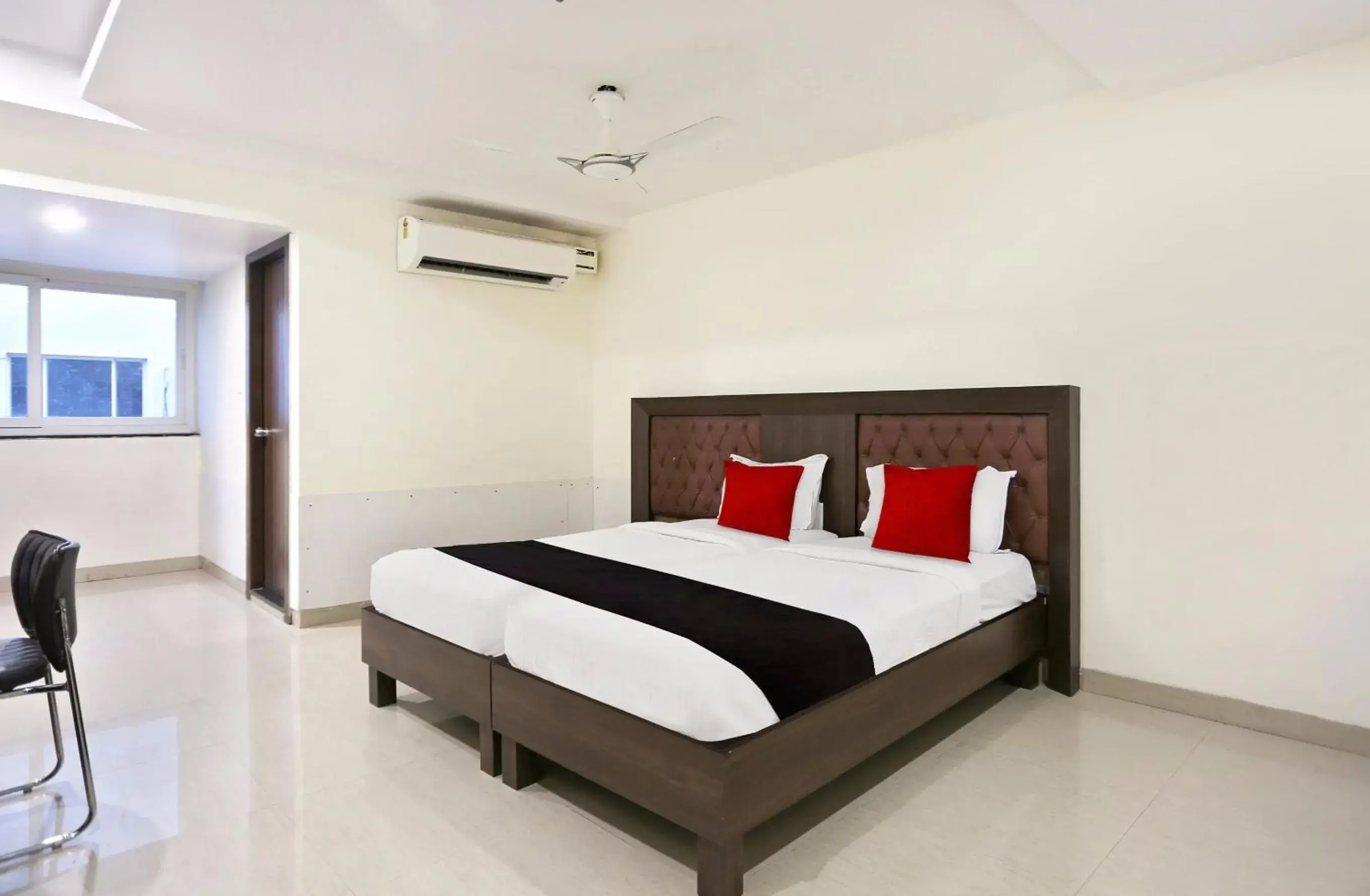 Bedroom, Bed in Townhouse Halcyon Deccan Inn Near Shilparamam Bedroom, Bed in Townhouse Halcyon Deccan Inn Near Shilparamam