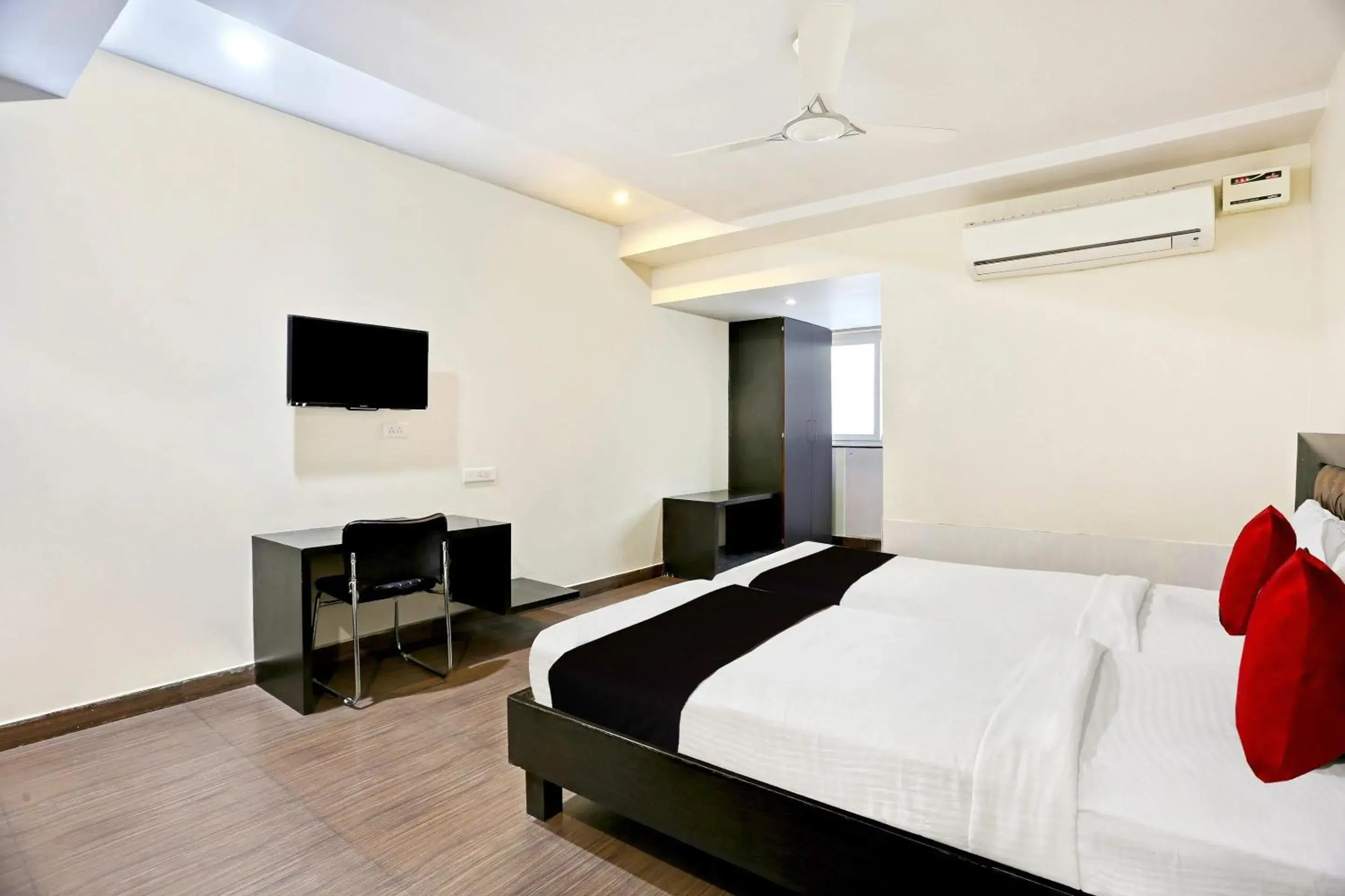Bedroom, Bed in Super Townhouse Halcyon Deccan Inn Near Shilparamam Bedroom, Bed in Super Townhouse Halcyon Deccan Inn Near Shilparamam