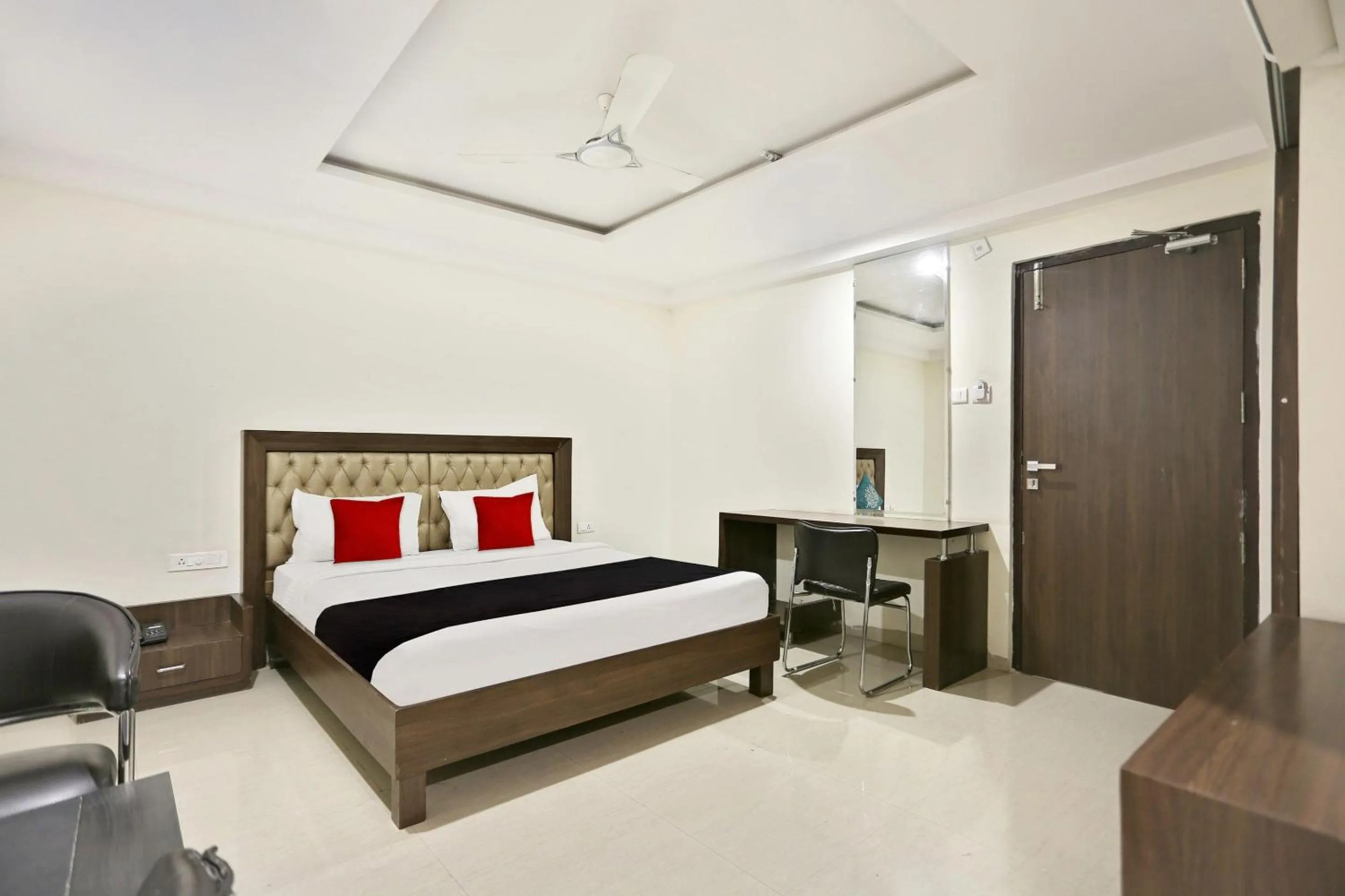 Bedroom, Bed in Townhouse Halcyon Deccan Inn Near Shilparamam