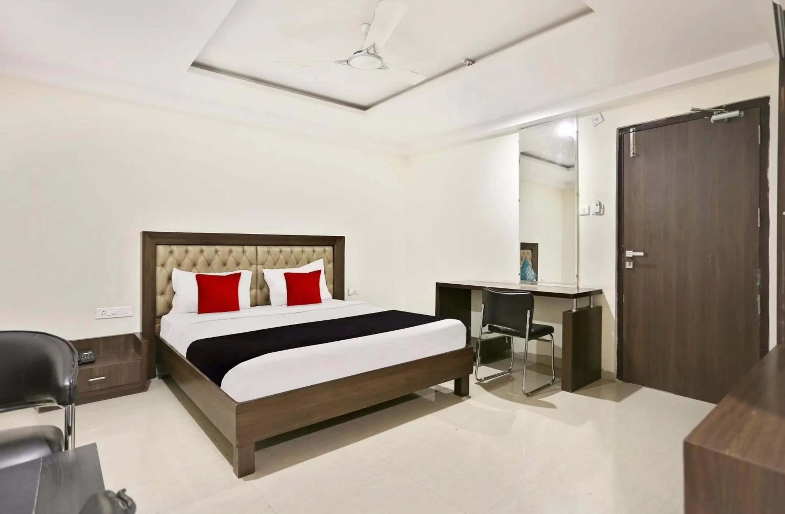 Bedroom, Bed in Townhouse Halcyon Deccan Inn Near Shilparamam