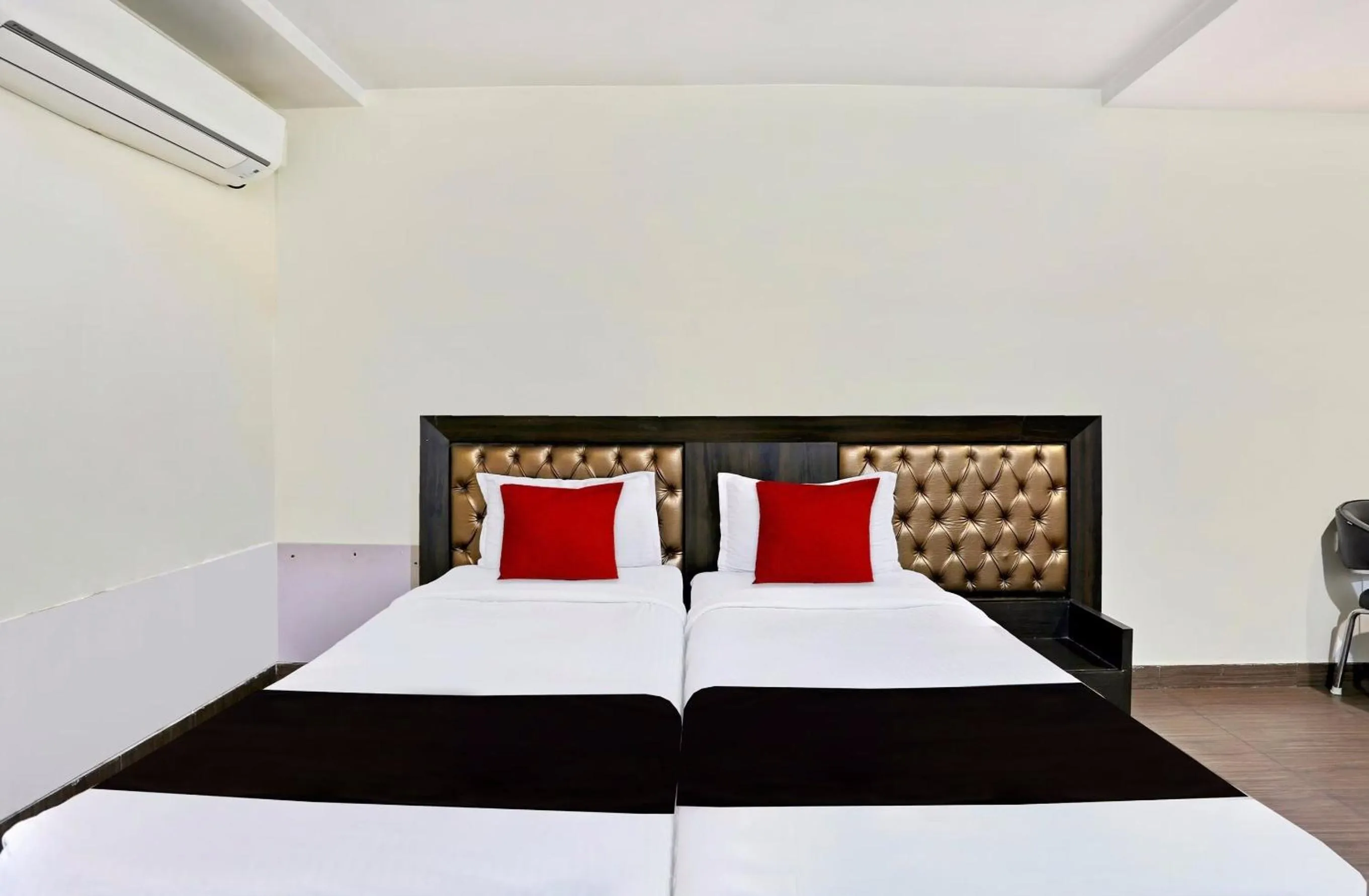 Bedroom, Bed in Townhouse Halcyon Deccan Inn Near Shilparamam