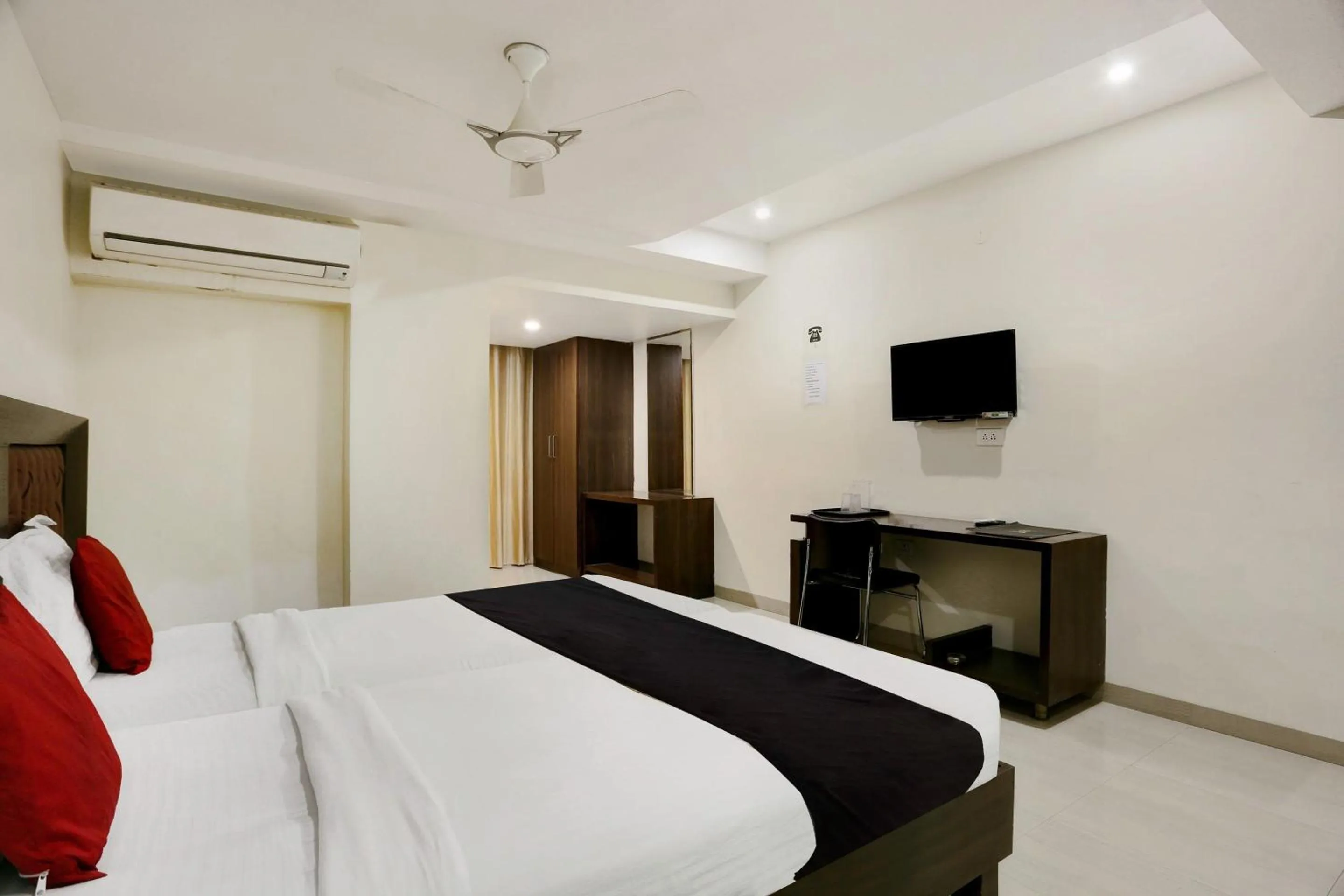Bedroom, Bed in Townhouse Halcyon Deccan Inn Near Shilparamam
