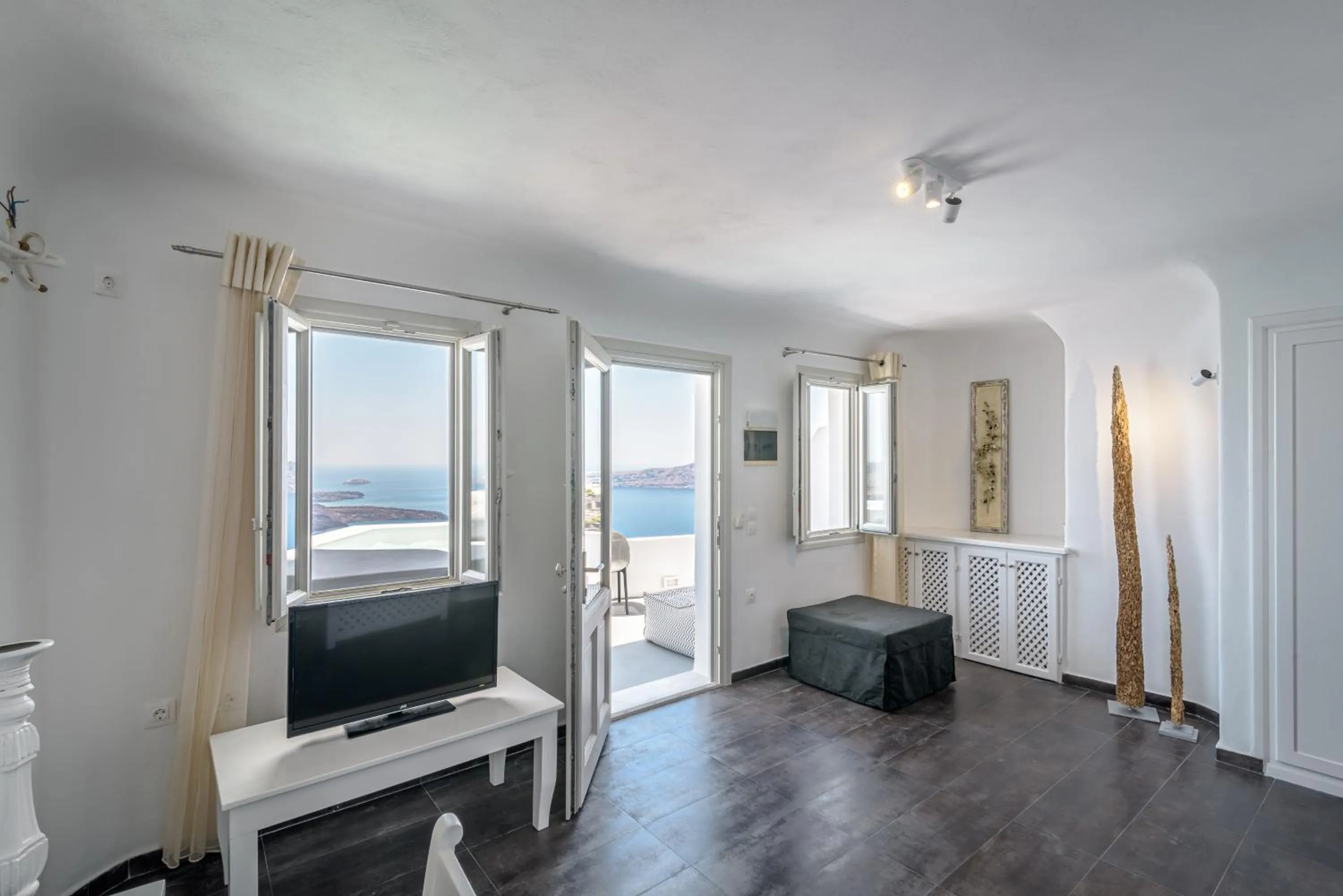 TV and multimedia in Avianto Suites