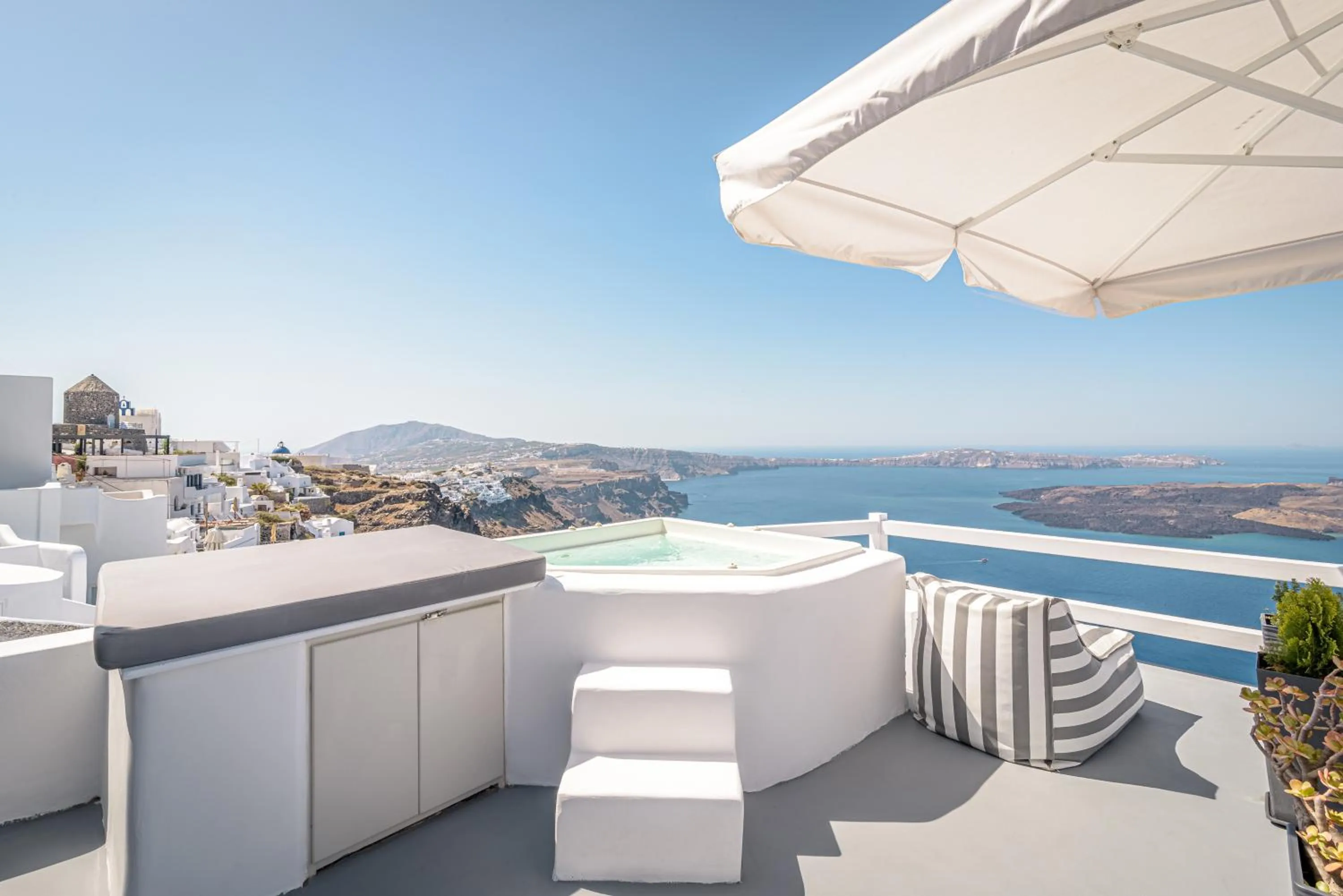 Hot Tub in Avianto Suites