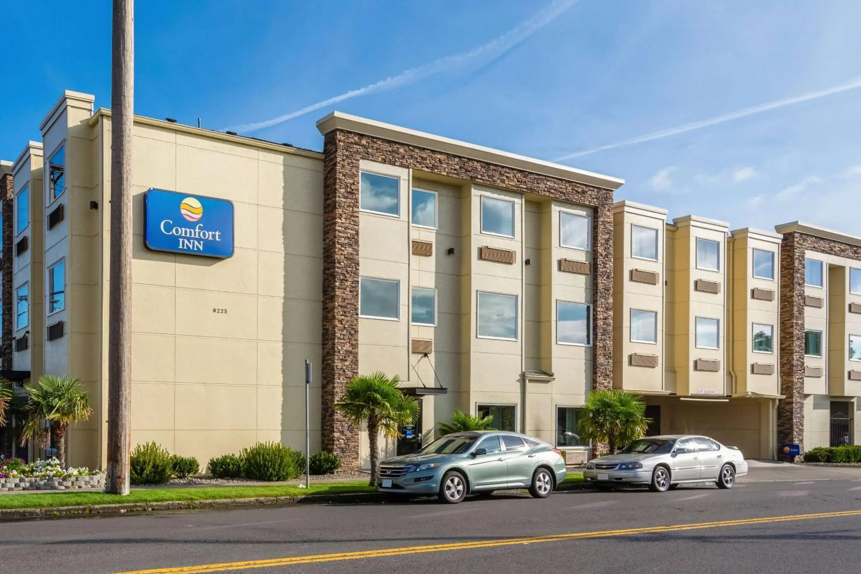 Property Building in Comfort Inn Portland near I-84 and I-205