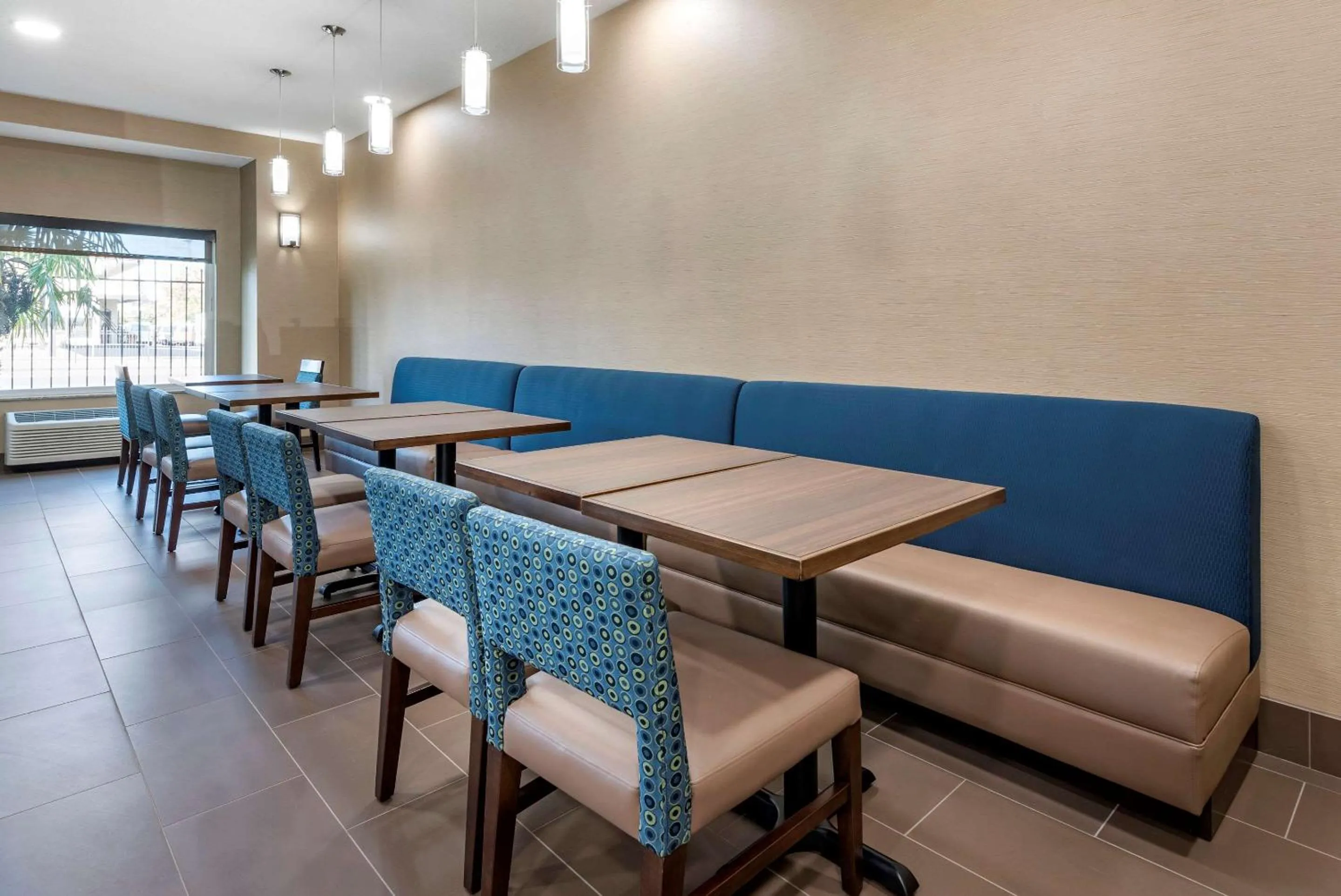 Restaurant/Places to Eat in Comfort Inn Portland near I-84 and I-205