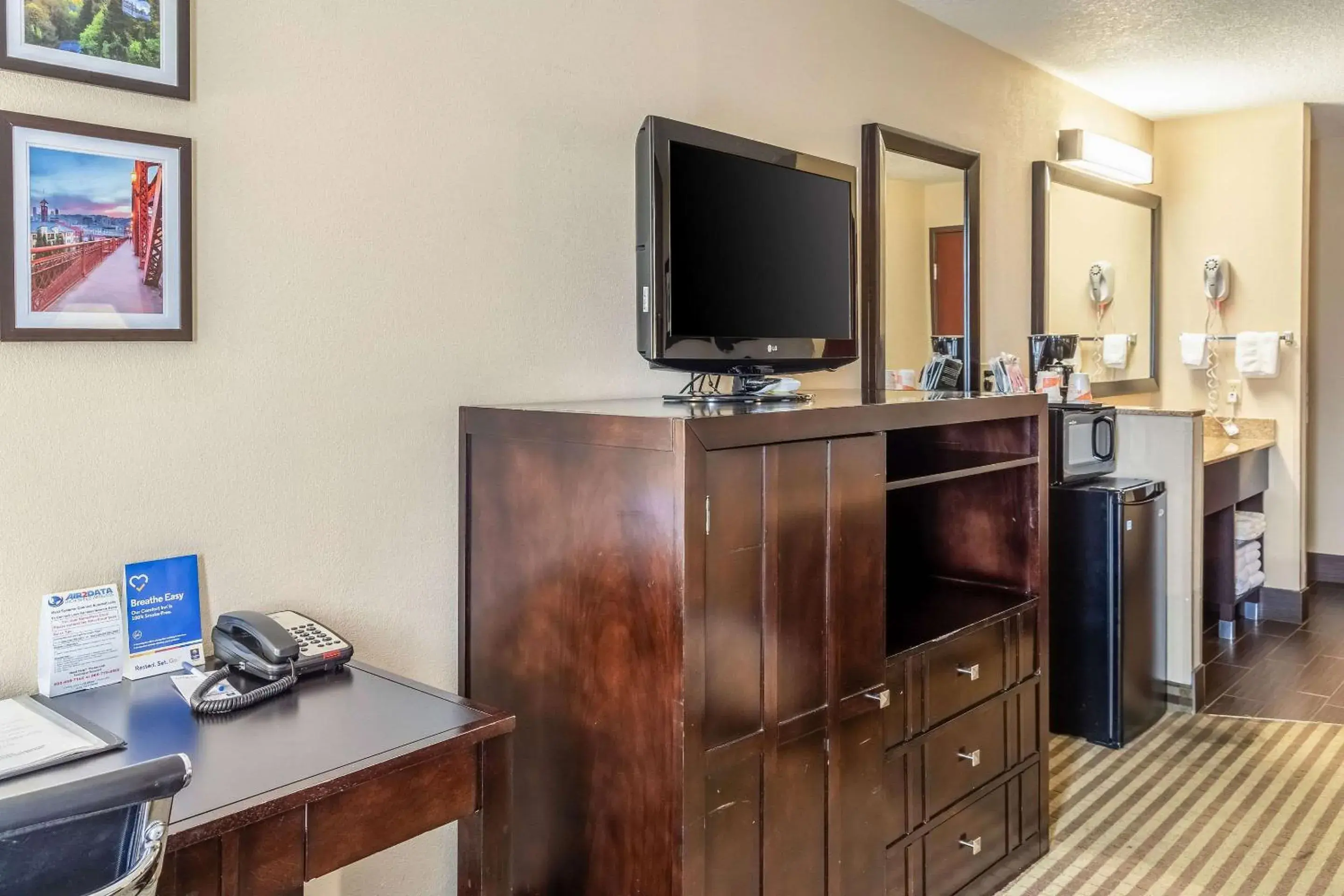 Photo of the whole room, TV/Entertainment Center in Comfort Inn Portland near I-84 and I-205