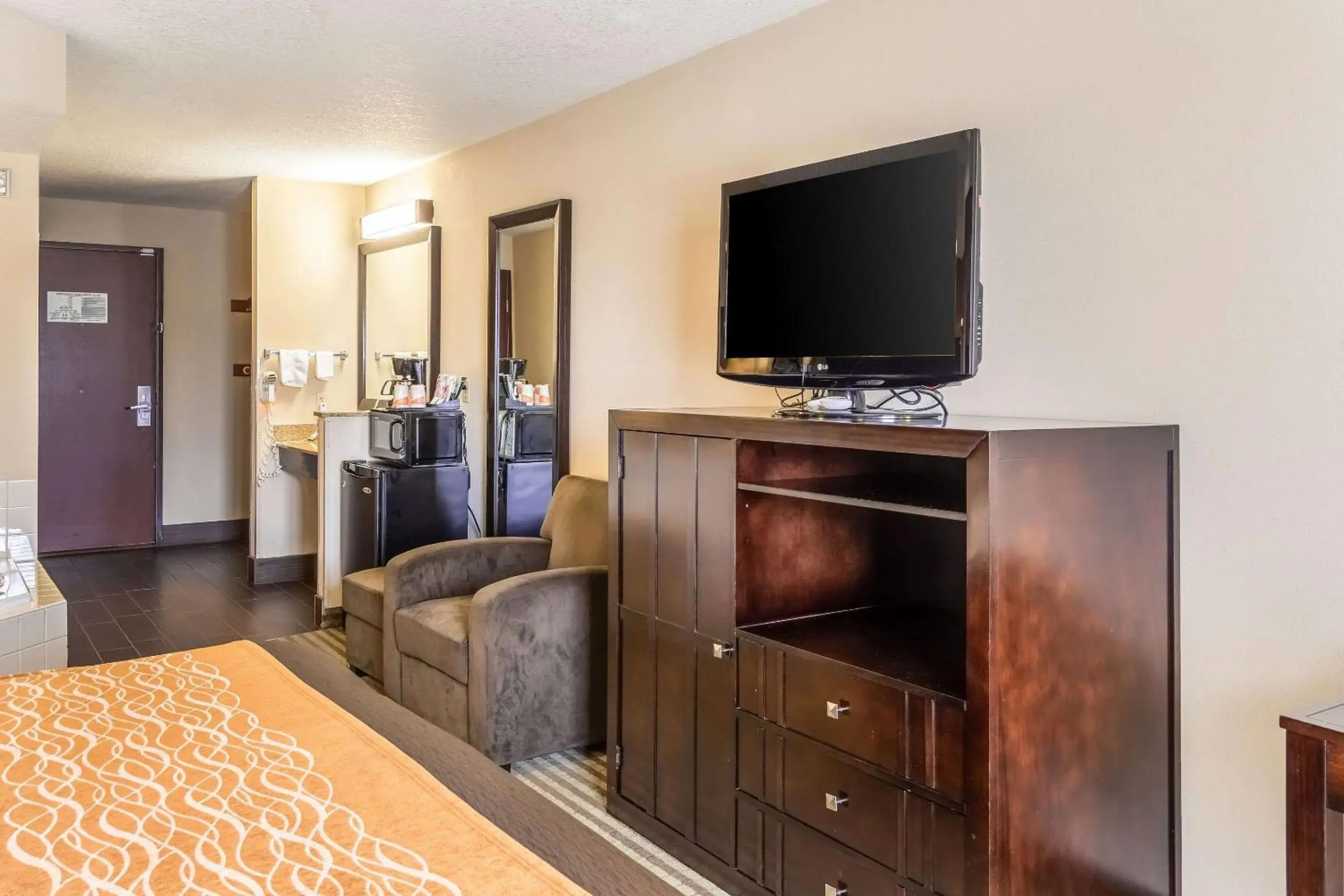 Photo of the whole room, TV/Entertainment Center in Comfort Inn Portland near I-84 and I-205