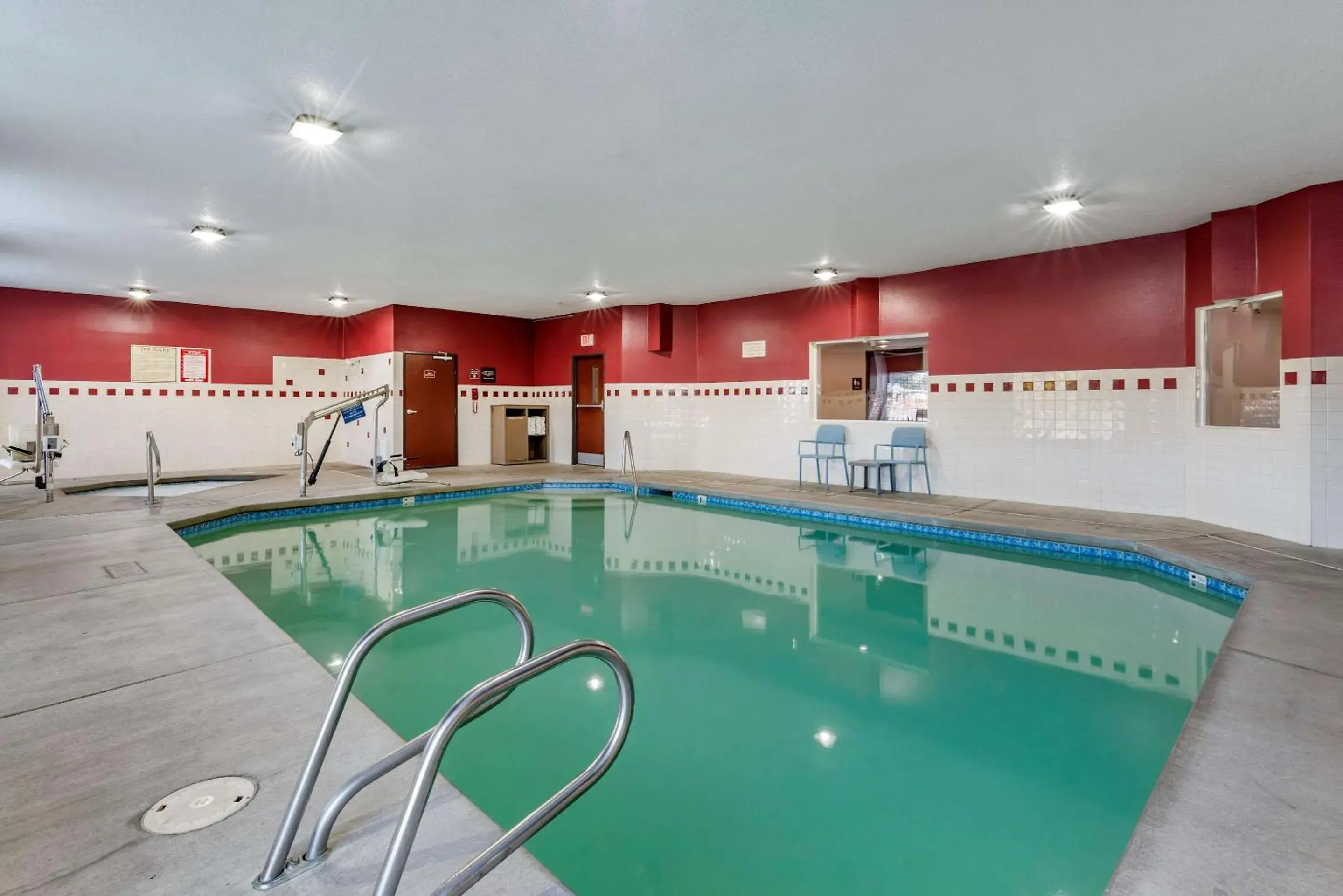 Activities, Swimming Pool in Comfort Inn Portland near I-84 and I-205