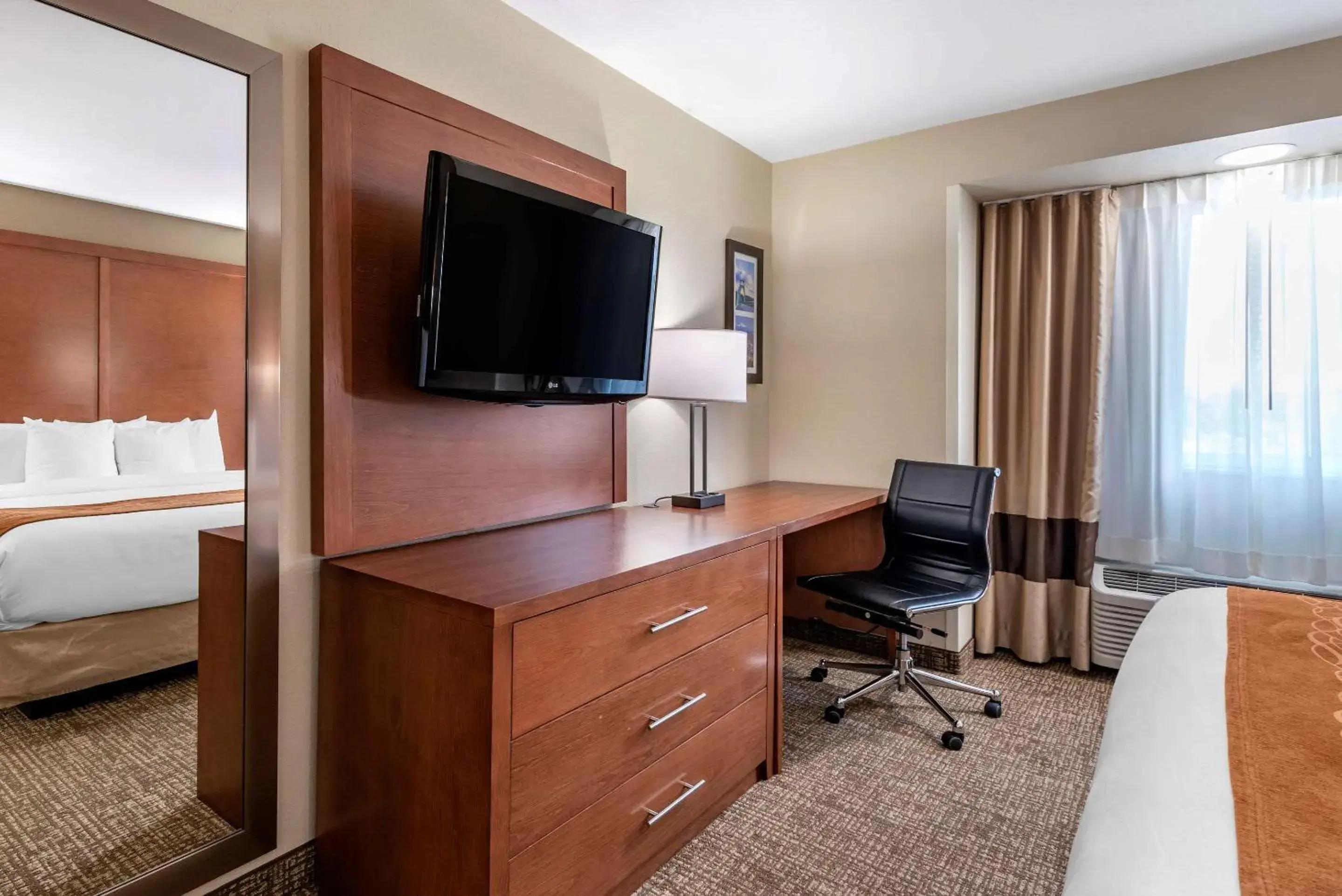 Photo of the whole room, TV/Entertainment Center in Comfort Inn Portland near I-84 and I-205