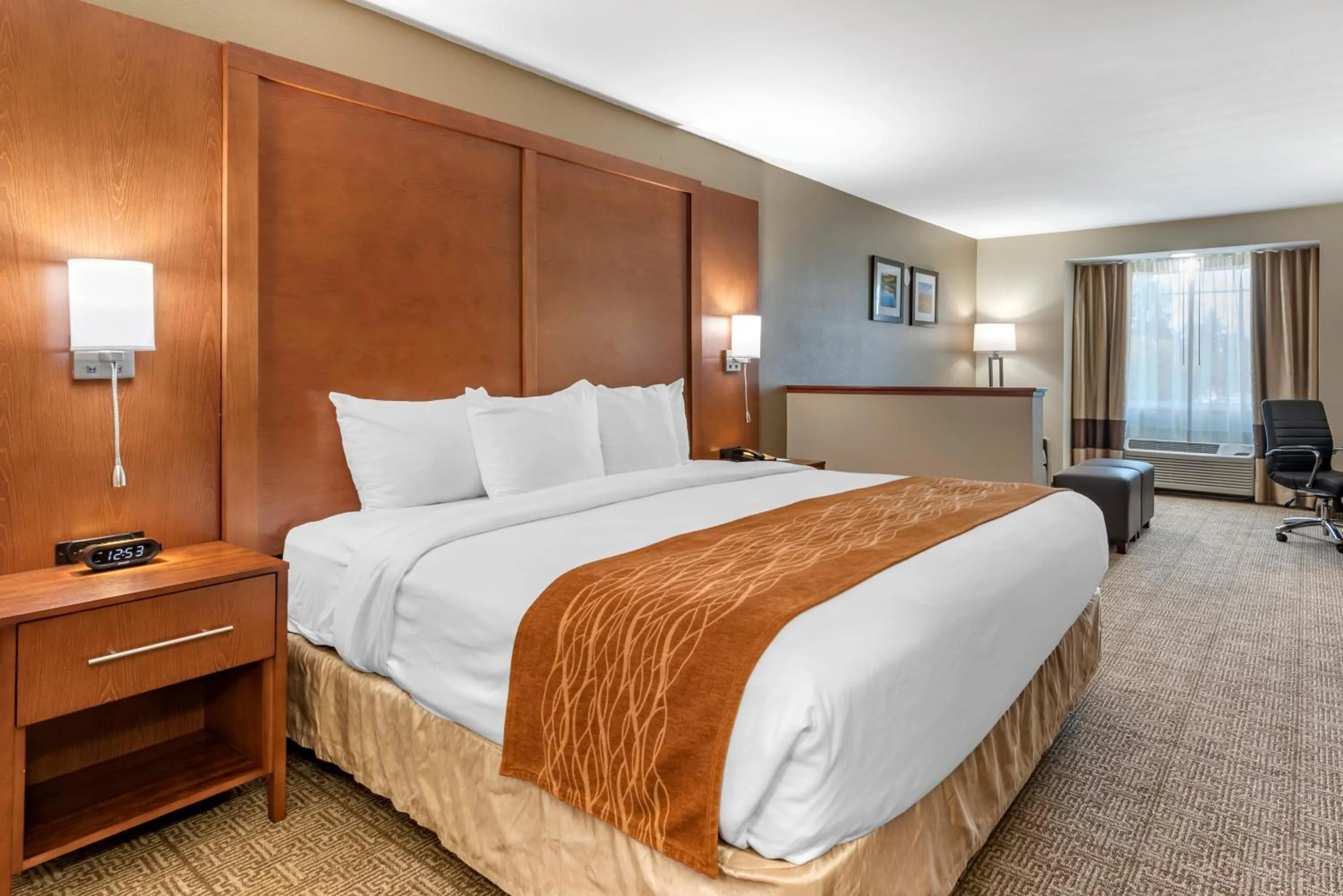 Bedroom in Comfort Inn Portland near I-84 and I-205